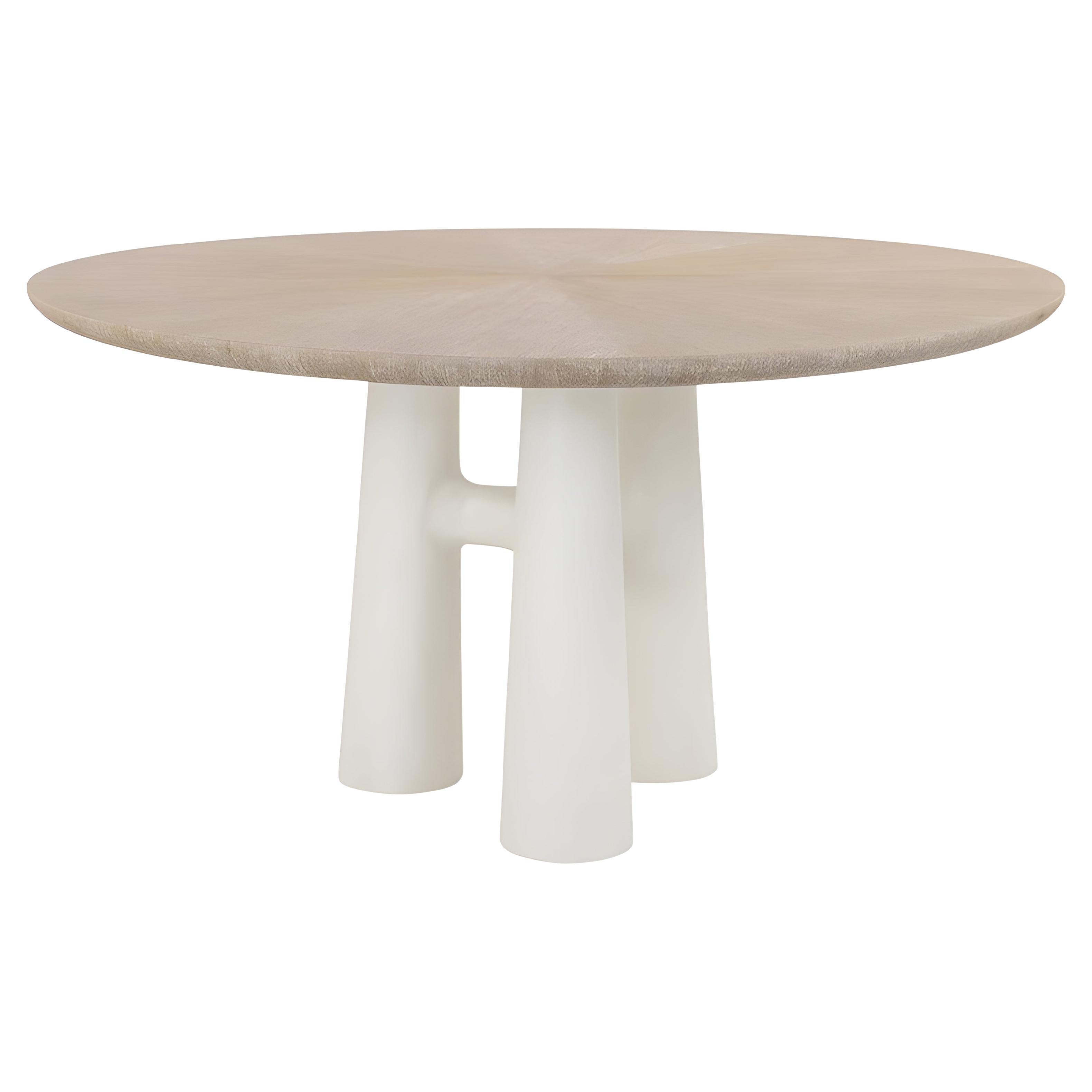 Mesa de comedor redonda con base de tres columnas enlucida y tablero de madera de roble cerusa