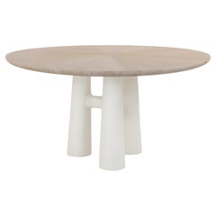 Table de salle à manger ronde à trois piliers plâtrés et plateau en bois de chêne cérusé