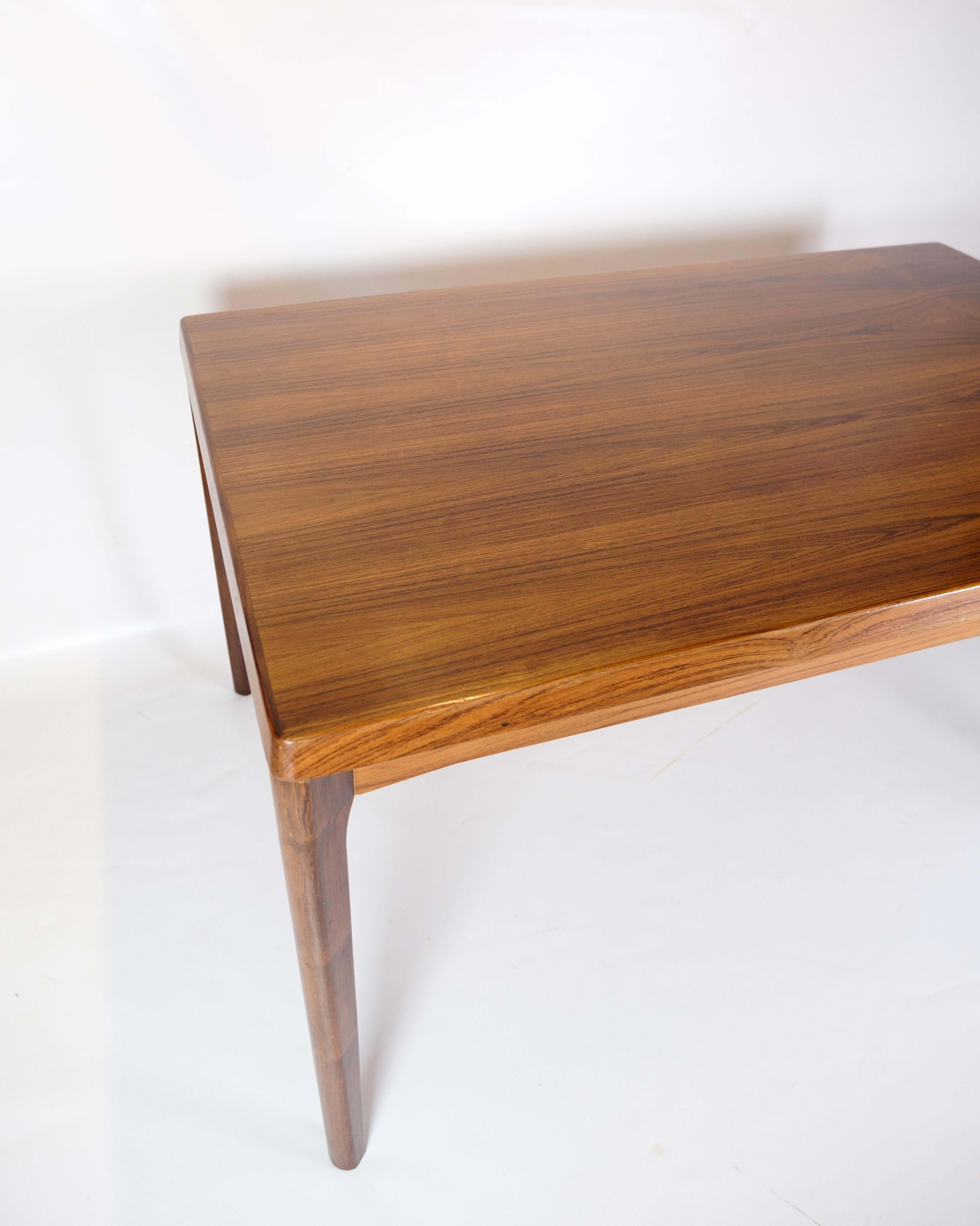 Mesa de comedor de palisandro, diseñada por Henning Kjærnulf y fabricada por Vejle Stole- & Møbelfabrik en la década de 1960. La mesa es extensible, lo que te permite disponer de más espacio para los invitados.

Henning Kjærnulf fue un diseñador de