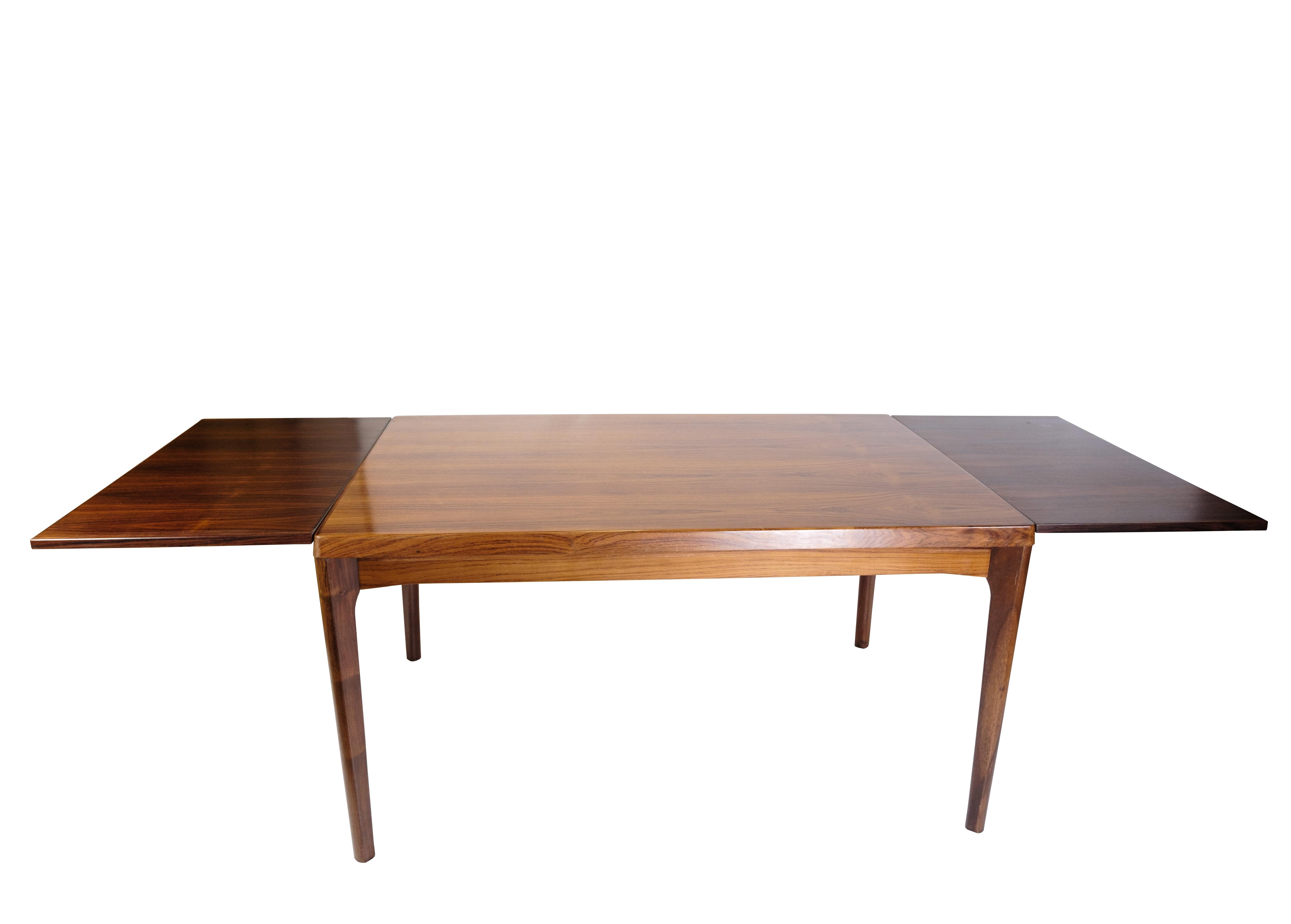 Mesa de comedor extraíble de madera de palisandro por Henning Kjærnulf De los años 60 Palo de rosa en venta