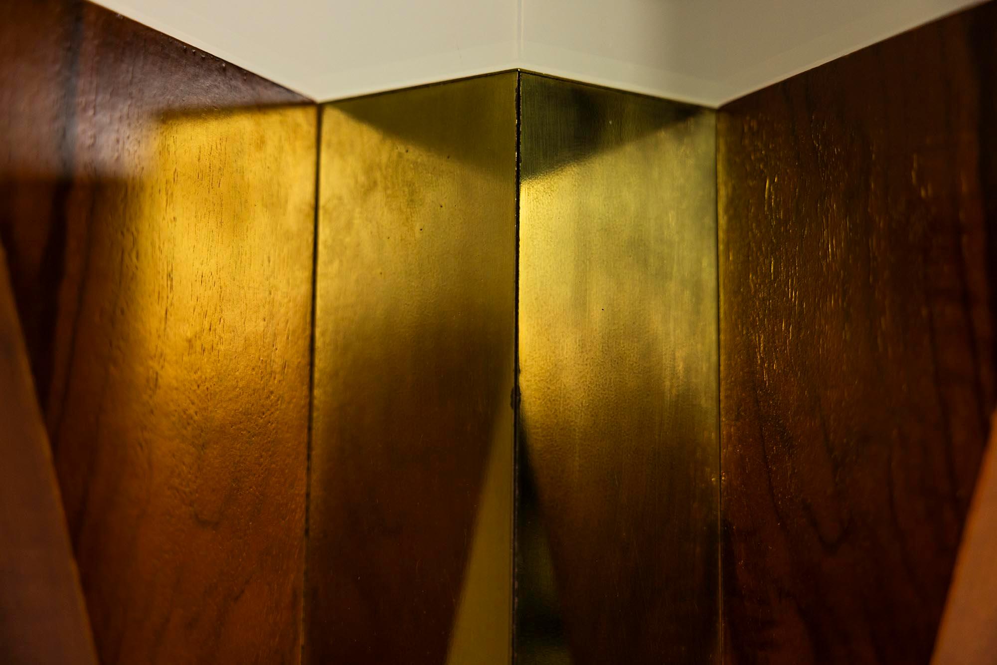 Tavolo da pranzo con piano rotondo in vetro attribuito a Tommaso Barbi, Italia anni '70 in vendita 8