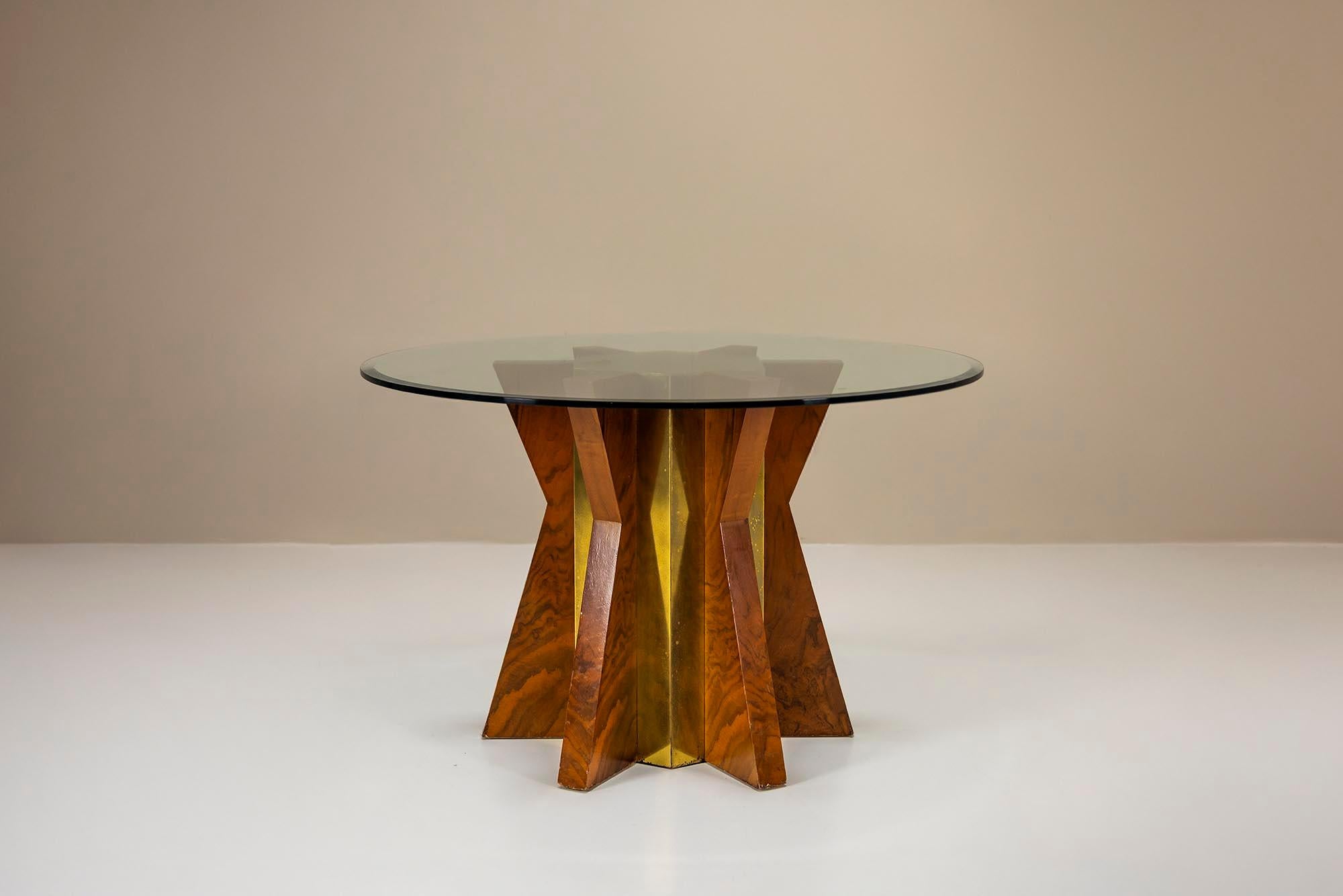 Un gioco scultoreo di forme e materiali definisce questo tavolo da pranzo unico, attribuito al designer italiano Tommaso Barbi. Prodotto negli anni '70, questo pezzo riflette un approccio sicuro ai contrasti di materiali e al design