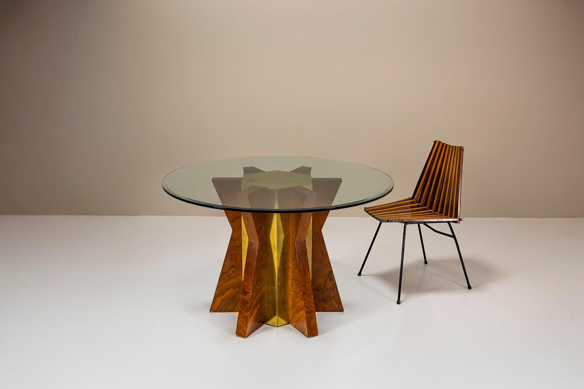 Mid-Century moderno Tavolo da pranzo con piano rotondo in vetro attribuito a Tommaso Barbi, Italia anni '70 in vendita