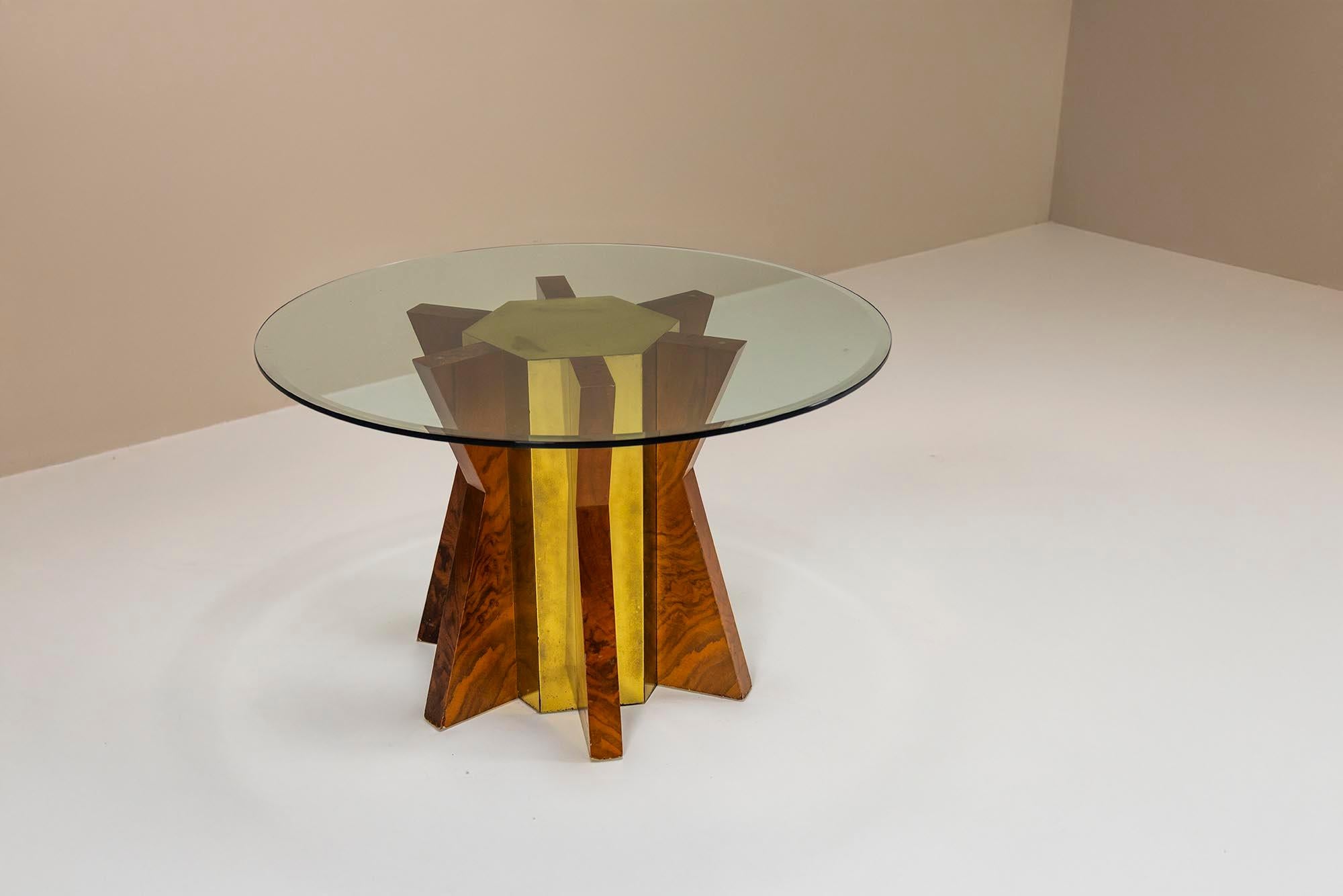 Fine XX secolo Tavolo da pranzo con piano rotondo in vetro attribuito a Tommaso Barbi, Italia anni '70 in vendita