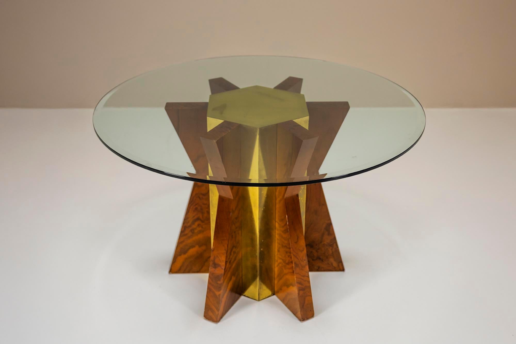 Ottone Tavolo da pranzo con piano rotondo in vetro attribuito a Tommaso Barbi, Italia anni '70 in vendita