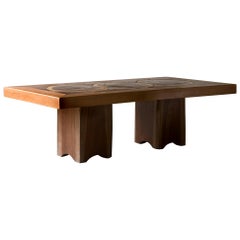 Table de salle à manger avec trois bûches sur le dessus en bois massif par José Zanine Caldas