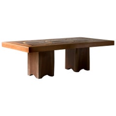 Table de salle à manger avec trois bûches sur le dessus en Wood Wood par José Zanine Caldas