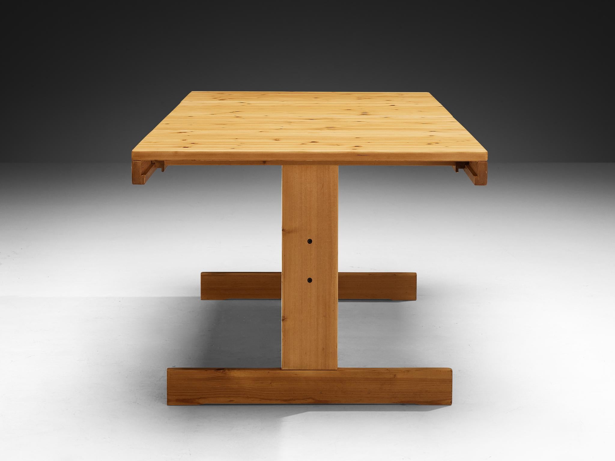 Dining Table with Trestle Base in Solid Pine Wood In Good Condition For Sale In Waalwijk, NL