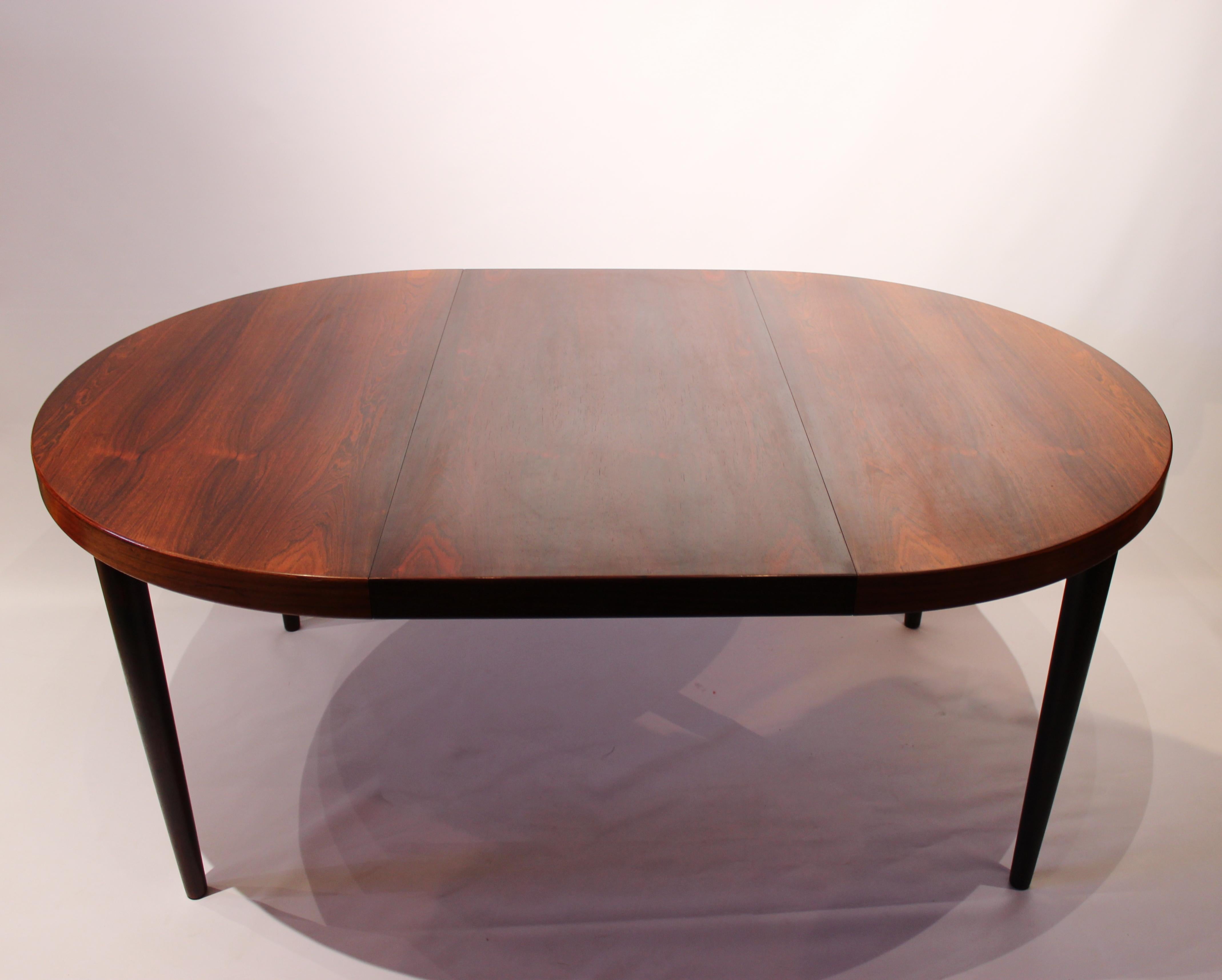 
This dining table exemplifies the exquisite craftsmanship and elegant design characteristic of Danish furniture from the 1960s. Crafted from rosewood, it exudes a rich, luxurious aesthetic that adds sophistication to any dining space.

Omann
