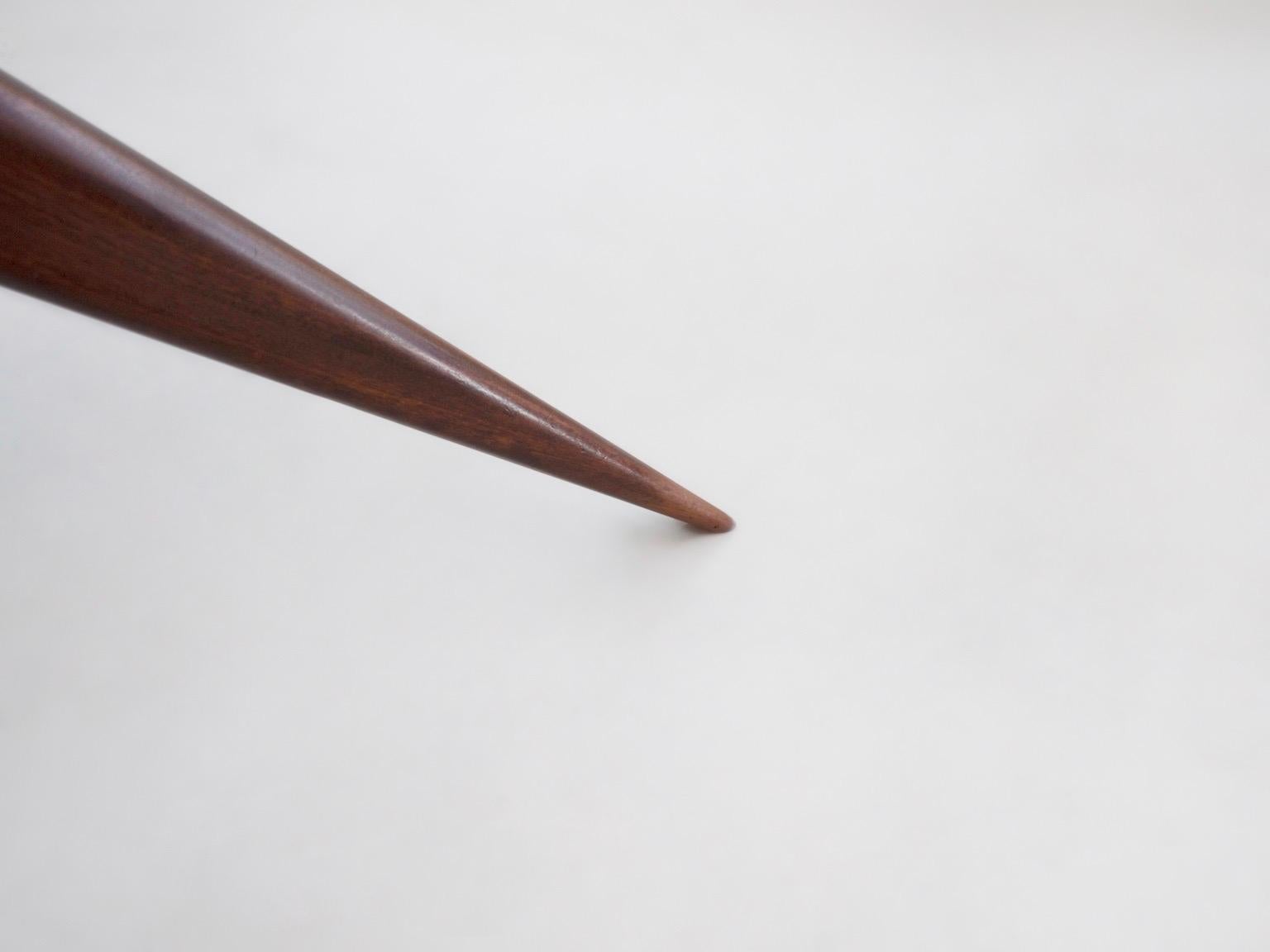 Table de salle à manger avec structure en bois et dessus en verre teinté en vente 4