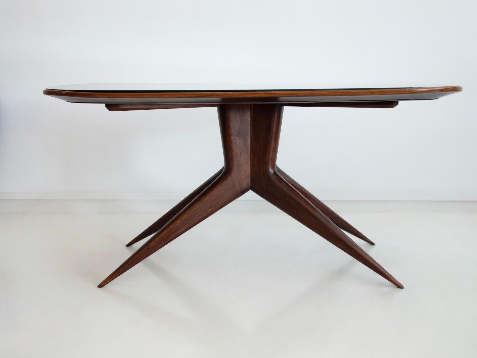 italien Table de salle à manger avec structure en bois et dessus en verre teinté en vente