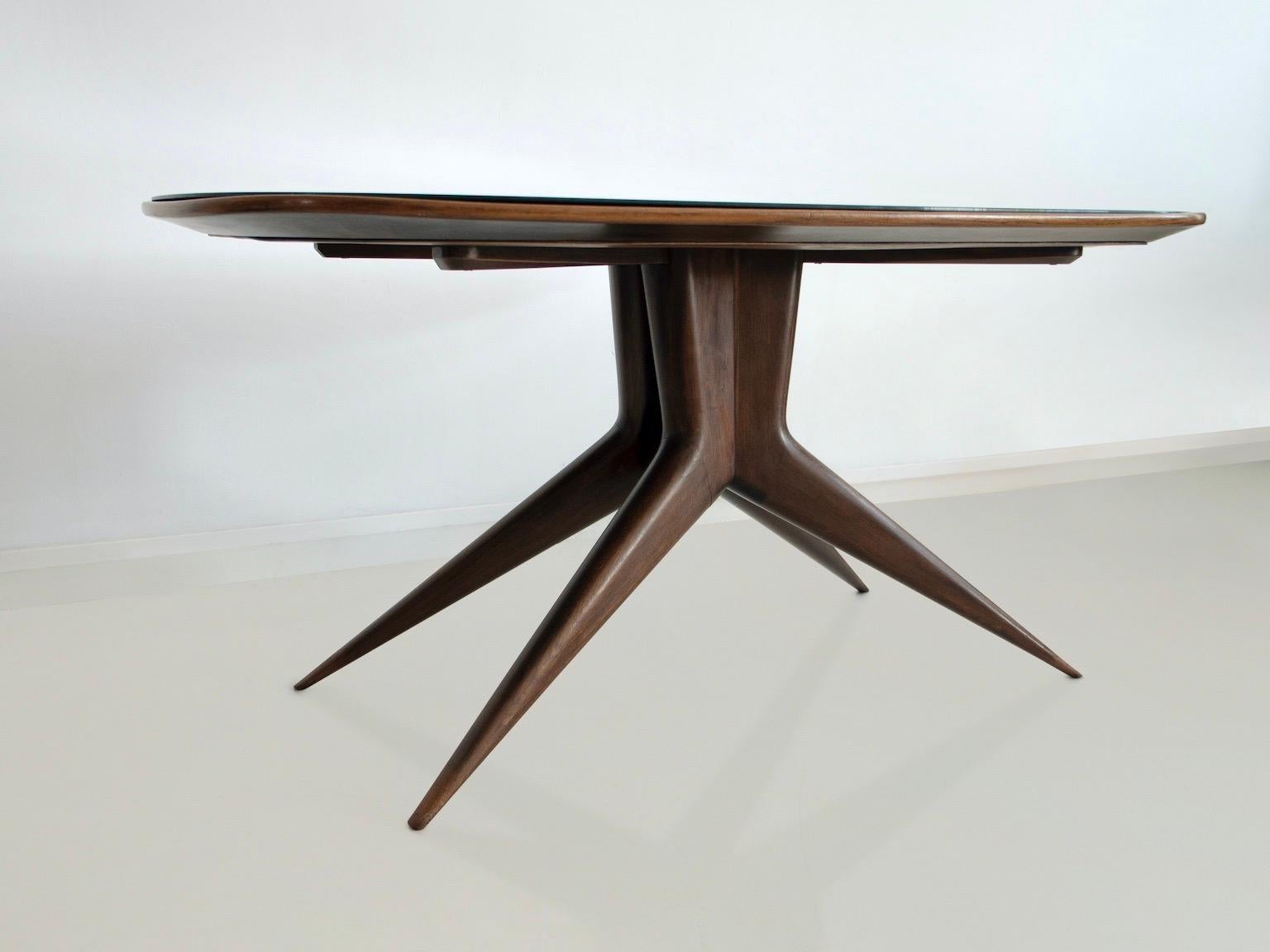 Table de salle à manger avec structure en bois et dessus en verre teinté Bon état - En vente à Madrid, ES