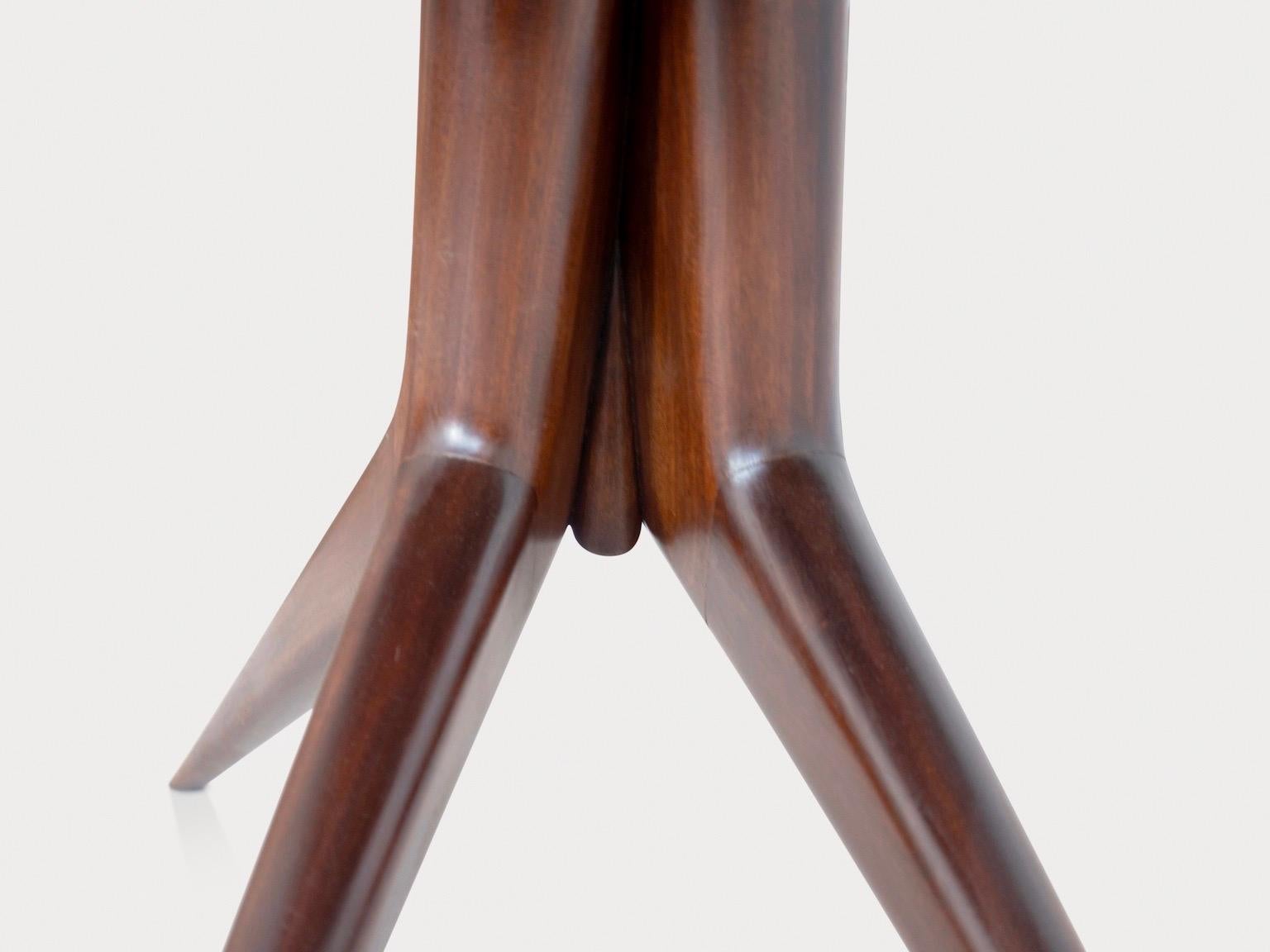 20ième siècle Table de salle à manger avec structure en bois et dessus en verre teinté en vente