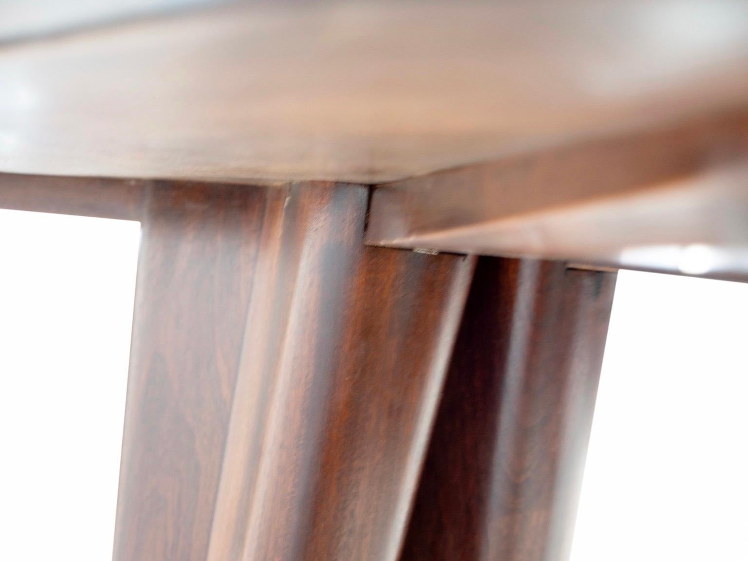Cristal Table de salle à manger avec structure en bois et dessus en verre teinté en vente