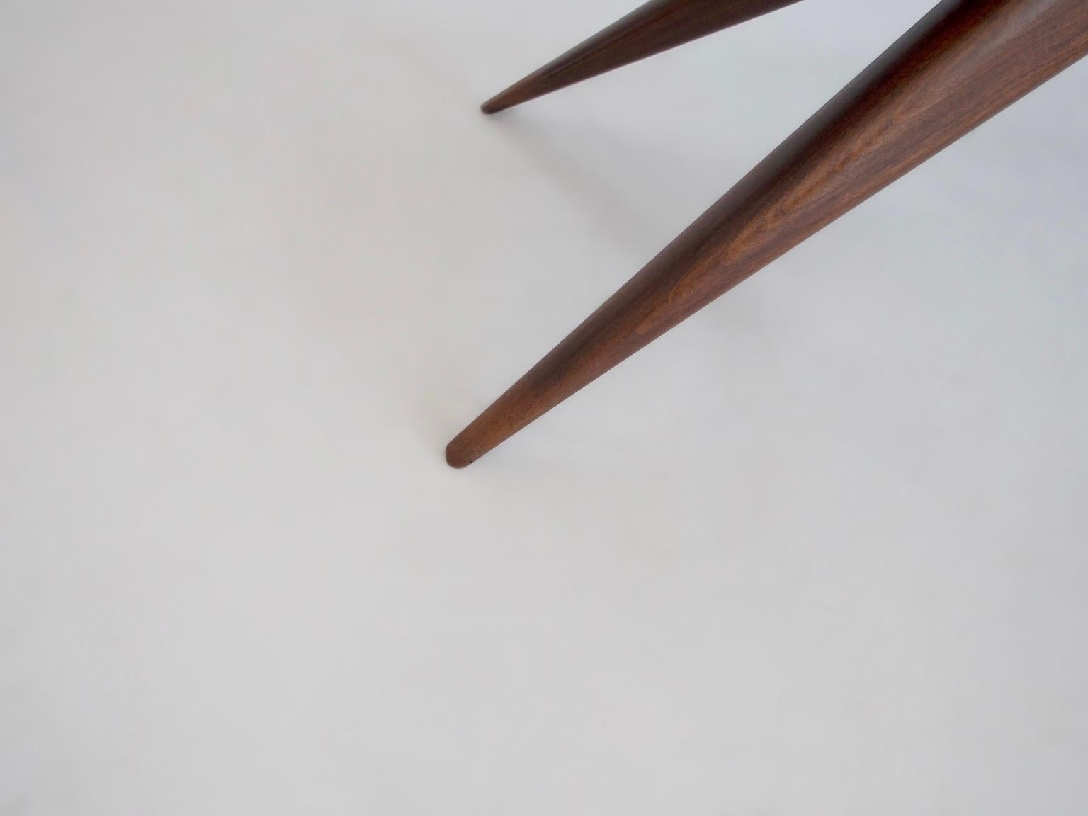 Table de salle à manger avec structure en bois et dessus en verre teinté en vente 1