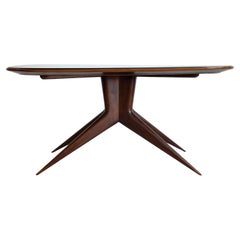Tavolo da pranzo con struttura in legno e piano in vetro colorato