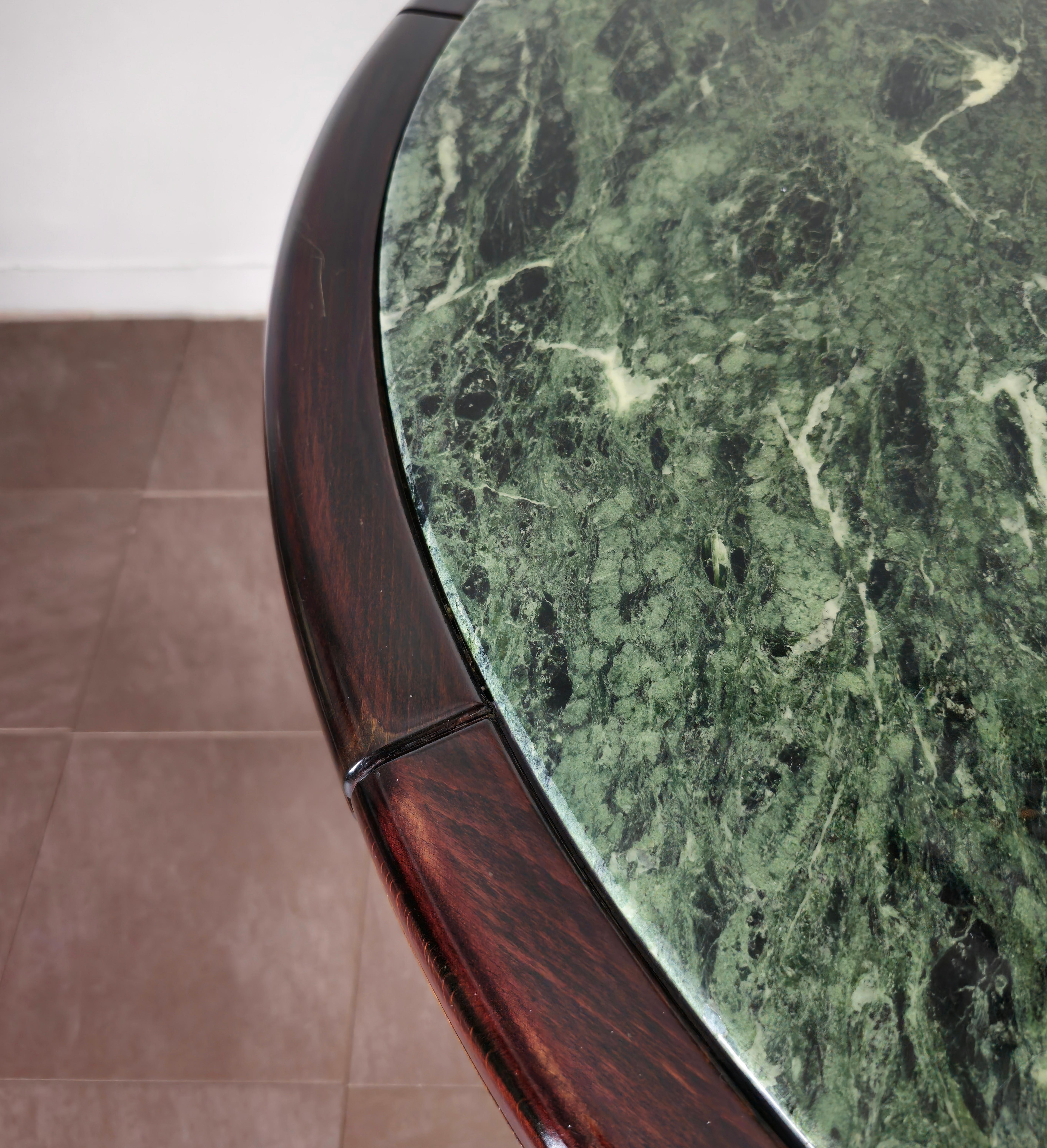 Table de salle à manger avec pied ovale en bois, accessoires en acier chromé et plateau circulaire en marbre vert du Guatemala avec bordure en bois. Fabriqué en Italie dans les années 70.



Note : Nous essayons d'offrir à nos clients un excellent