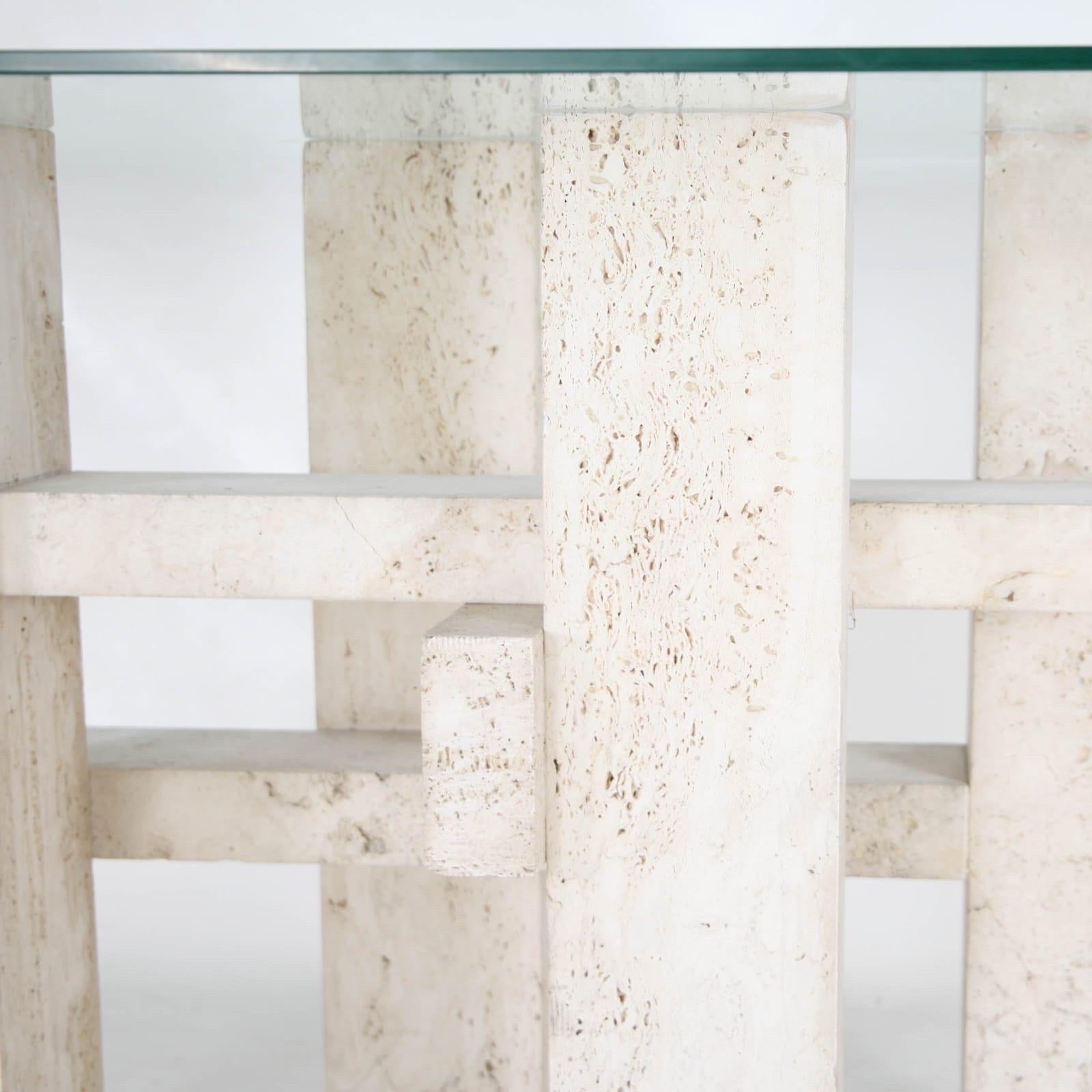 Rare table de salle à manger en travertin de Willy Ballez circa 1970.
Design/One très sculptural, nouveau plateau en verre épais. Rare comme table de salle à manger. 