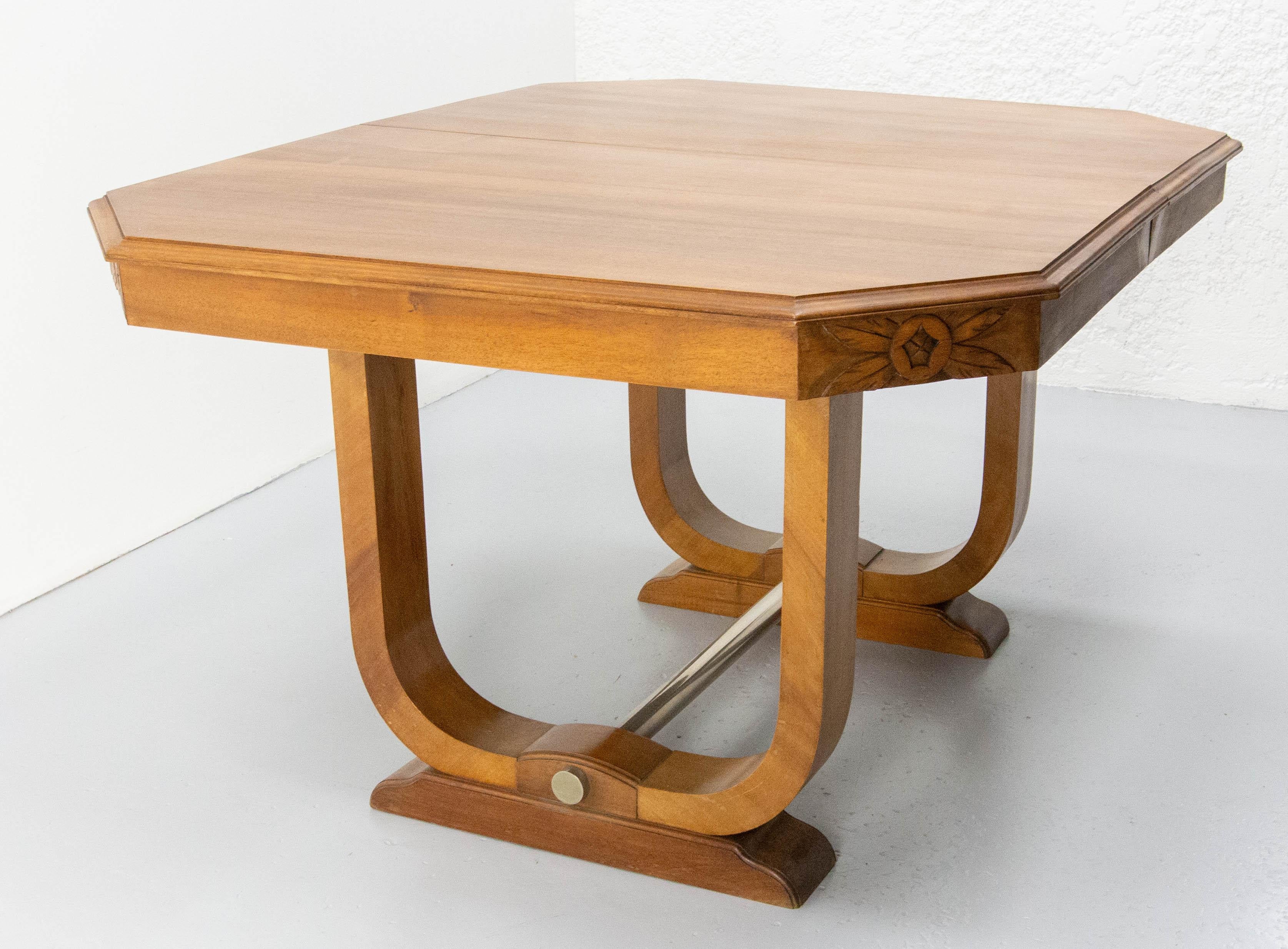 Dining Walnut Table with Central Extension  Art Déco Period, circa 1930 France For Sale 4
