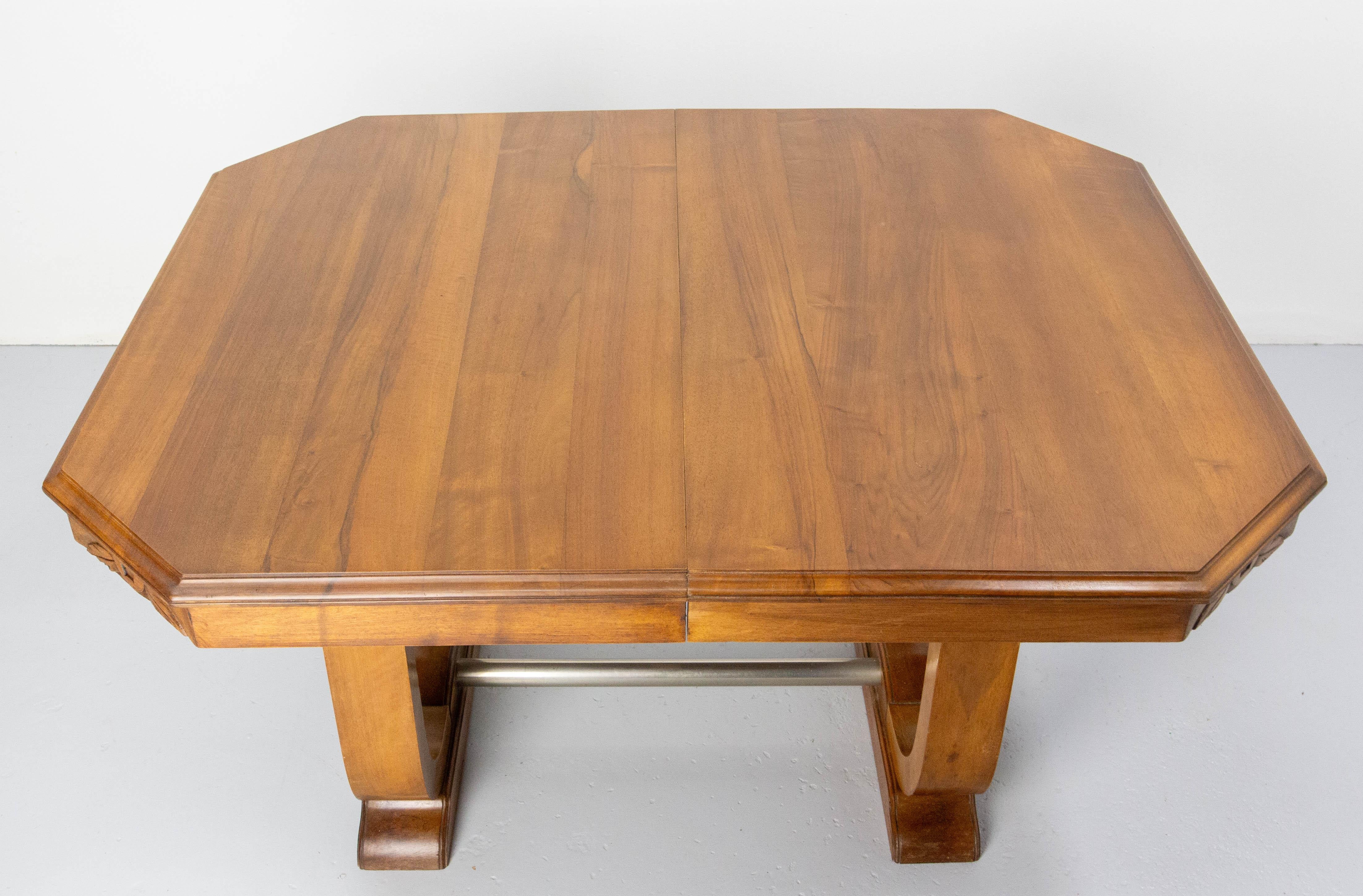 Dining Walnut Table with Central Extension  Art Déco Period, circa 1930 France For Sale 5
