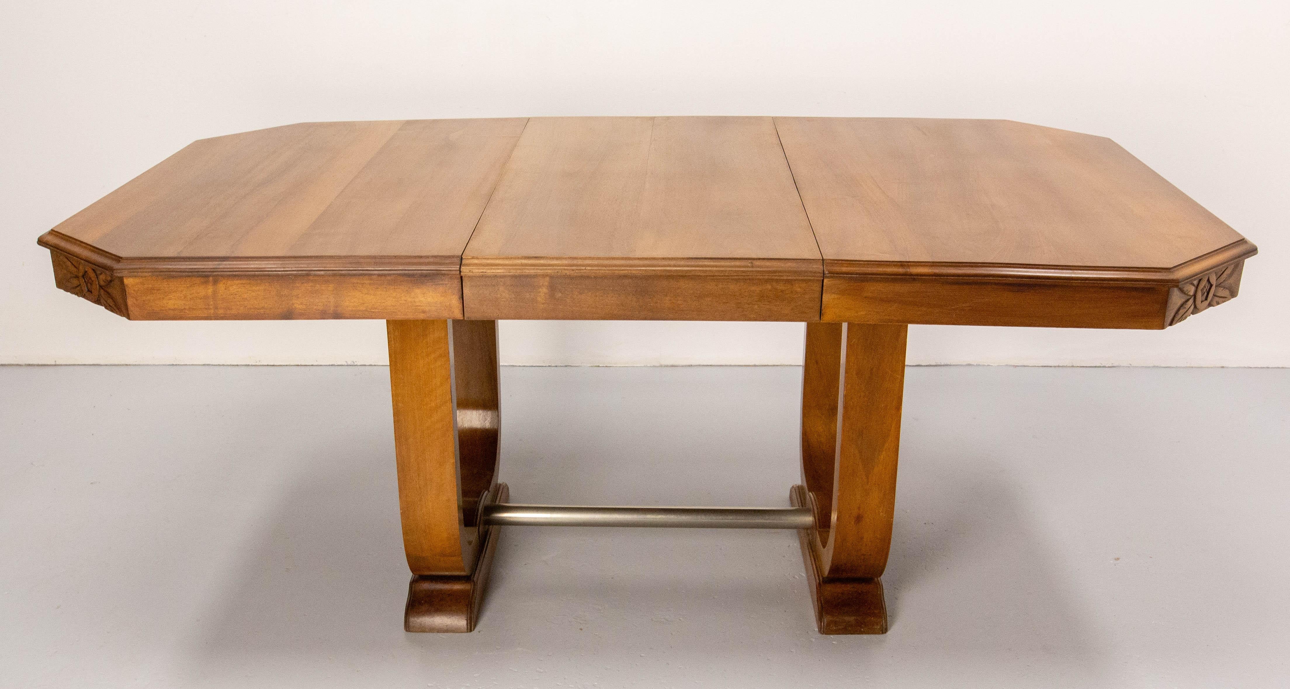Esstisch Art Deco, hergestellt um 1930.
Die Verlängerung wurde kürzlich von unserem Tischler aus dem Nussbaumholz eines anderen Tisches gefertigt. 
Die Endbearbeitung der Platte und der Gurt des Tisches wurden neu gemacht.
Breite des Tisches, wenn