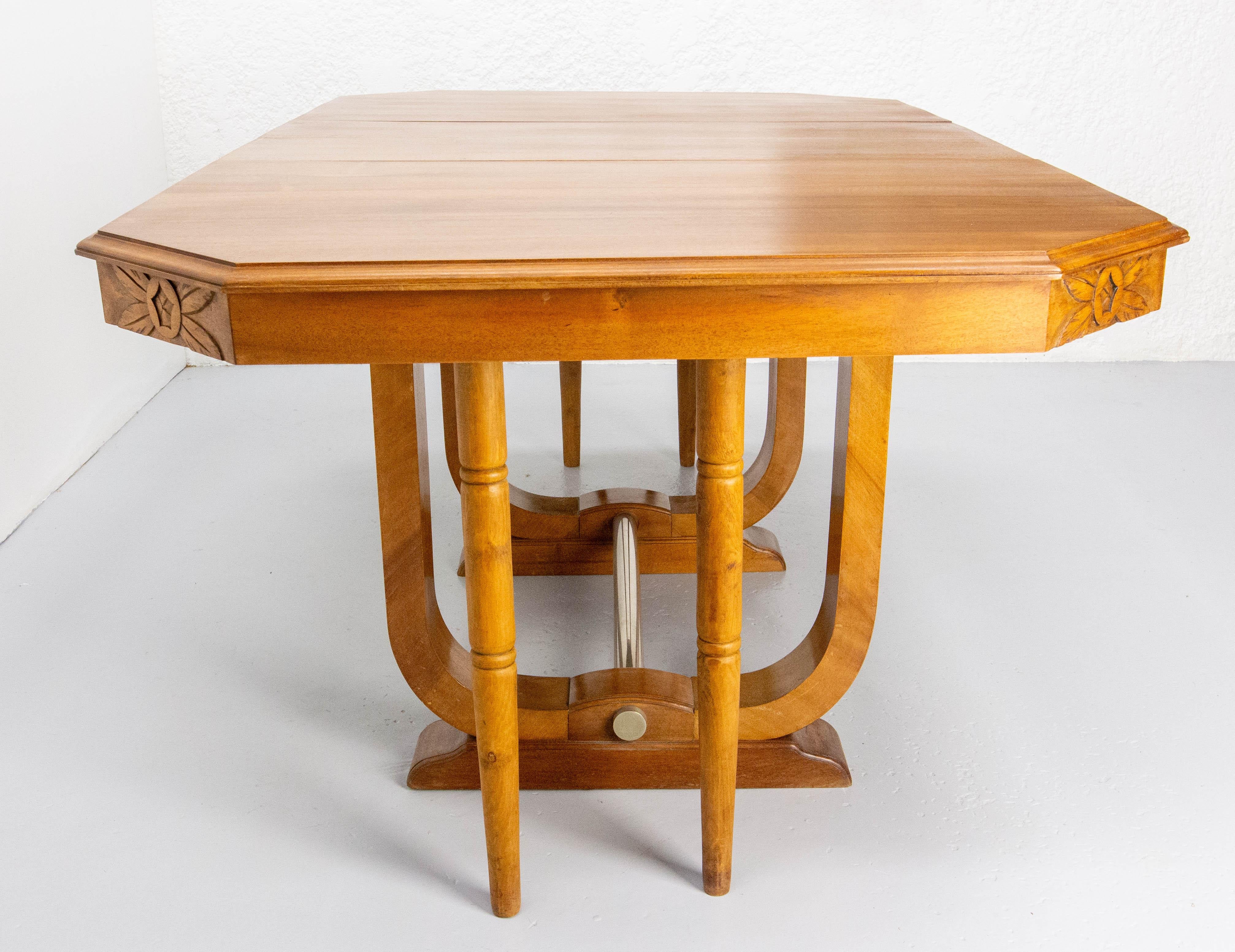 French Dining Walnut Table with Central Extension  Art Déco Period, circa 1930 France For Sale