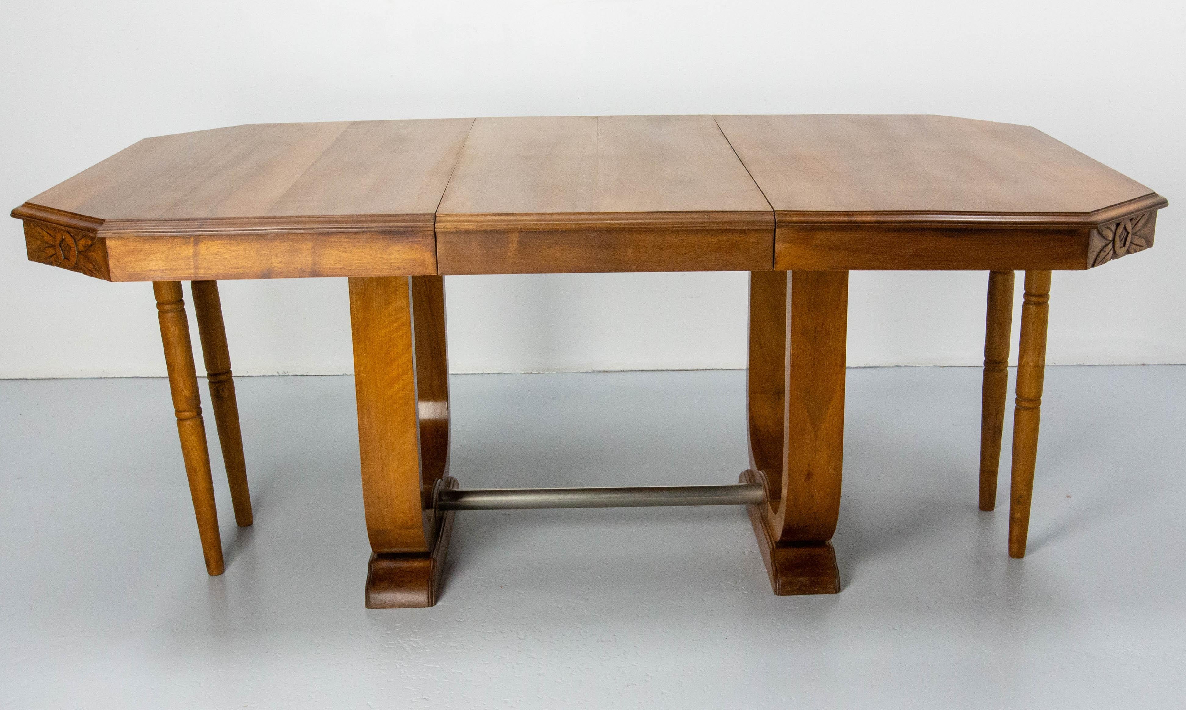 Dining Walnut Table with Central Extension  Art Déco Period, circa 1930 France In Good Condition For Sale In Labrit, Landes