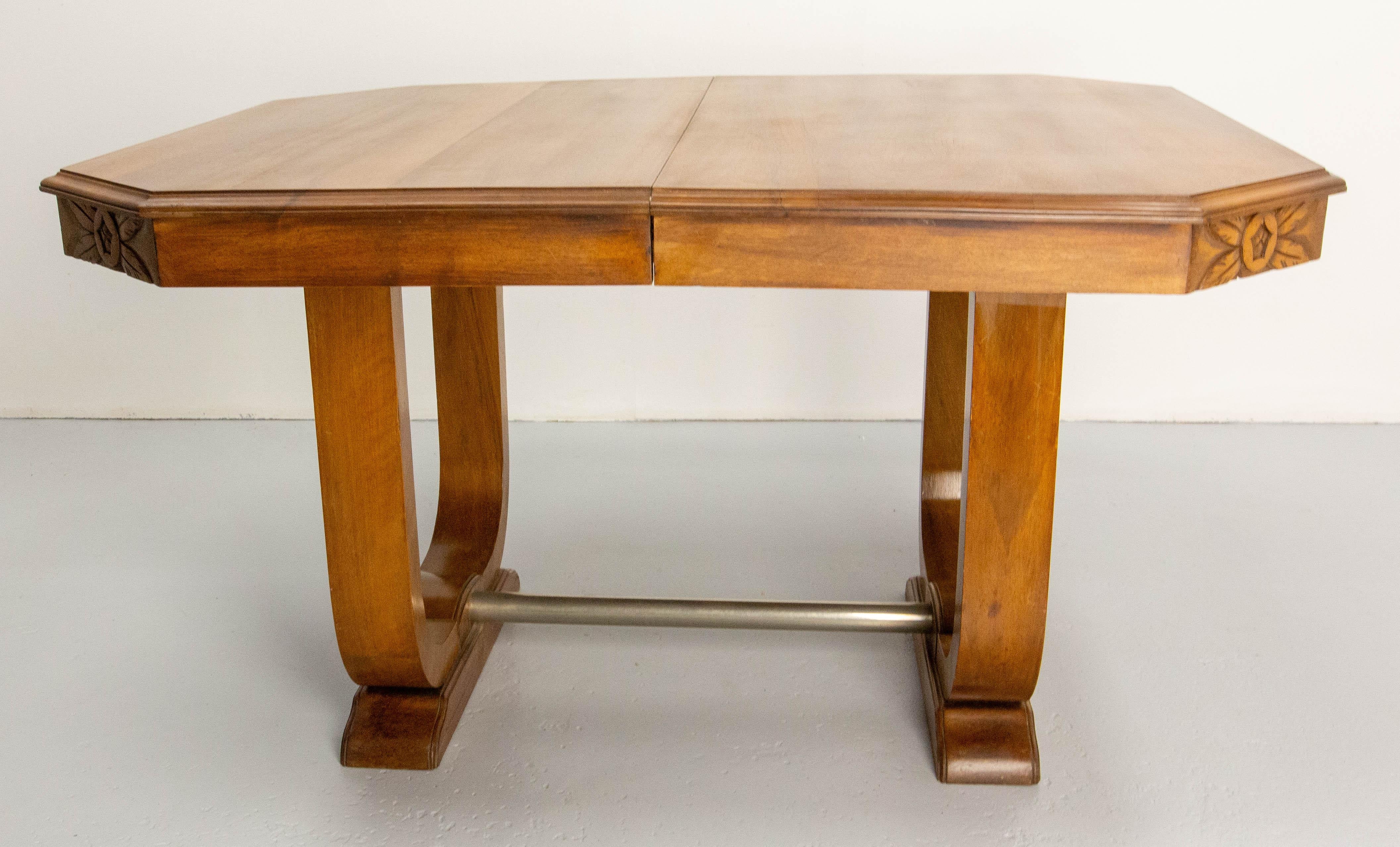 Dining Walnut Table with Central Extension  Art Déco Period, circa 1930 France For Sale 1
