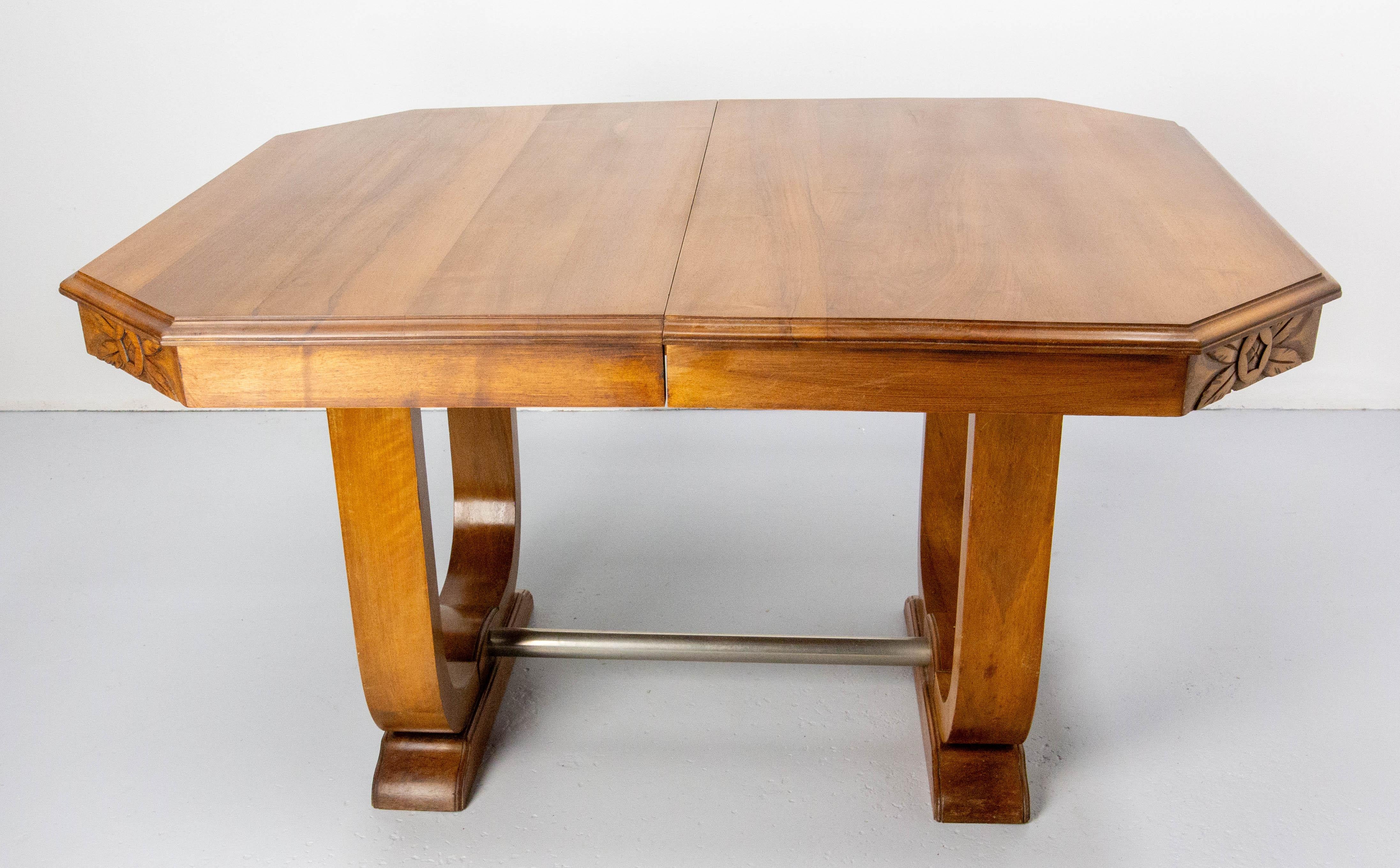 Dining Walnut Table with Central Extension  Art Déco Period, circa 1930 France For Sale 3