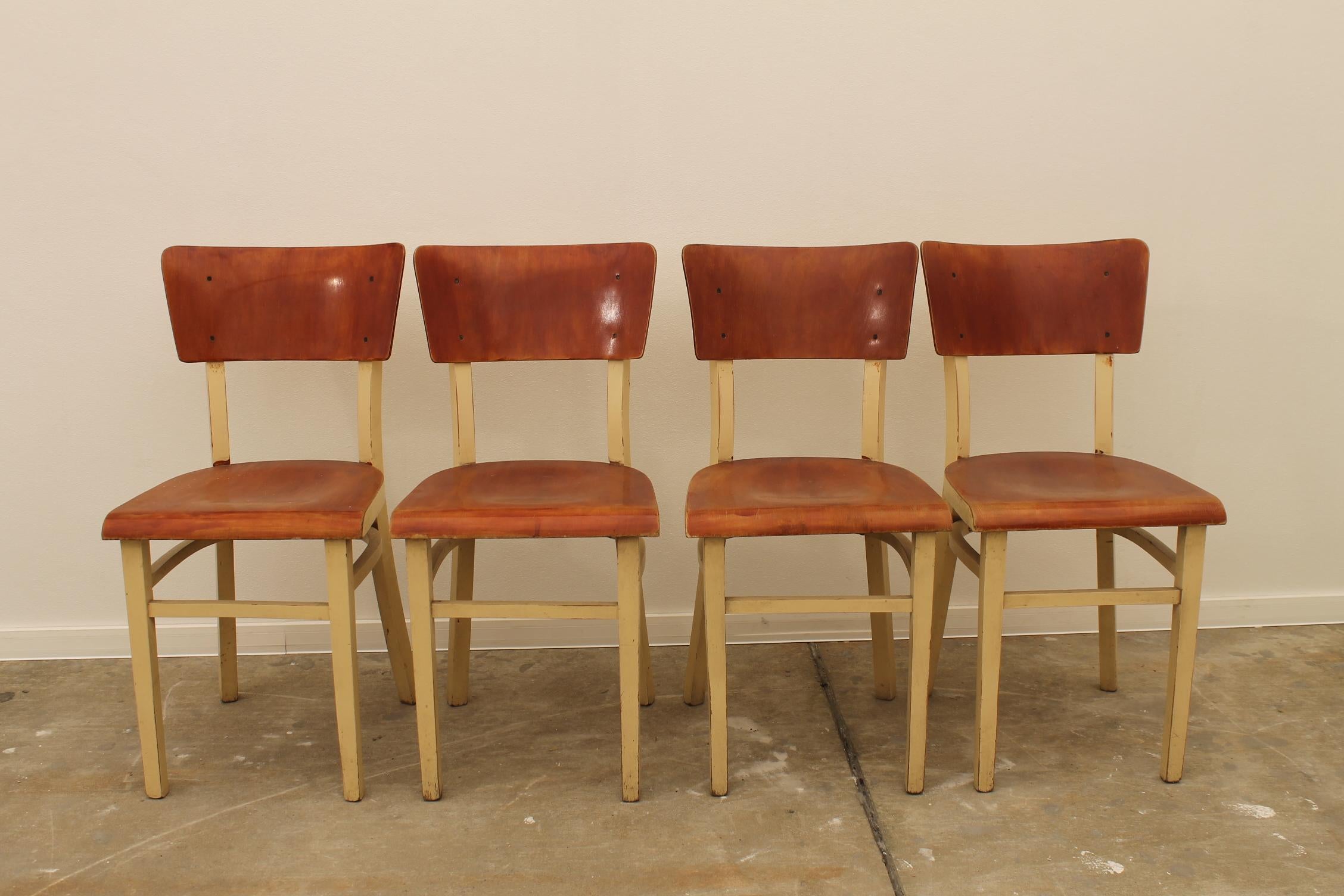 Satz von vier Esszimmerstühlen, wahrscheinlich von TON, hergestellt in der ehemaligen Tschechoslowakei in den 1950er Jahren. Es ist aus Holz und Sperrholz gefertigt. In gutem Vintage-Zustand. Der Preis gilt für das Viererset.

Maße: Höhe: 82