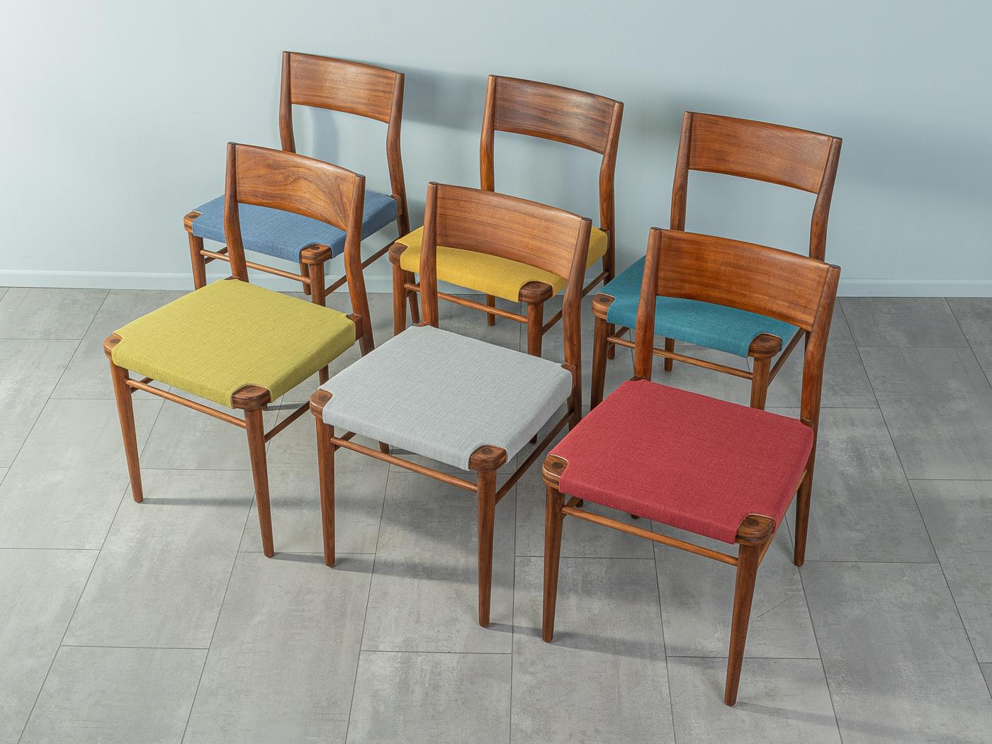 Wonderful dining chairs model 351 from the 1950s by Georg Leowald for Wilkhahn. Solid frame and backrest in walnut. The chairs have been reupholstered and covered with a high-quality upholstery fabric in six colours. The offer includes 6