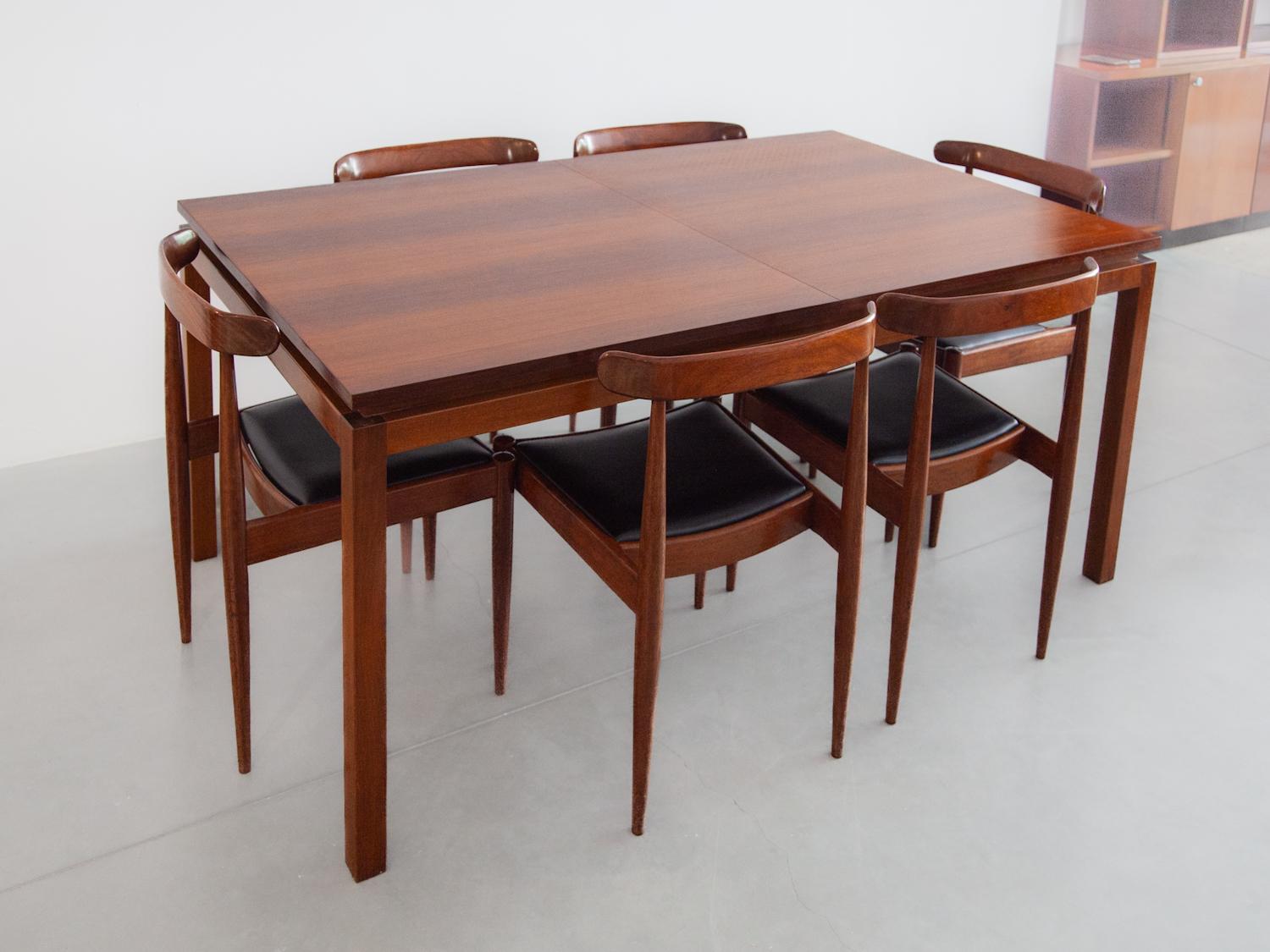 Minimalistischer, ausziehbarer Esstisch und passende 6er-Stühle, entworfen von Alfred Hendrickx für Belform. Ein schönes minimalistisches Set mit einer schönen Holzmaserung und in einem perfekten Zustand. Der Tisch ist in der Mitte auf eine