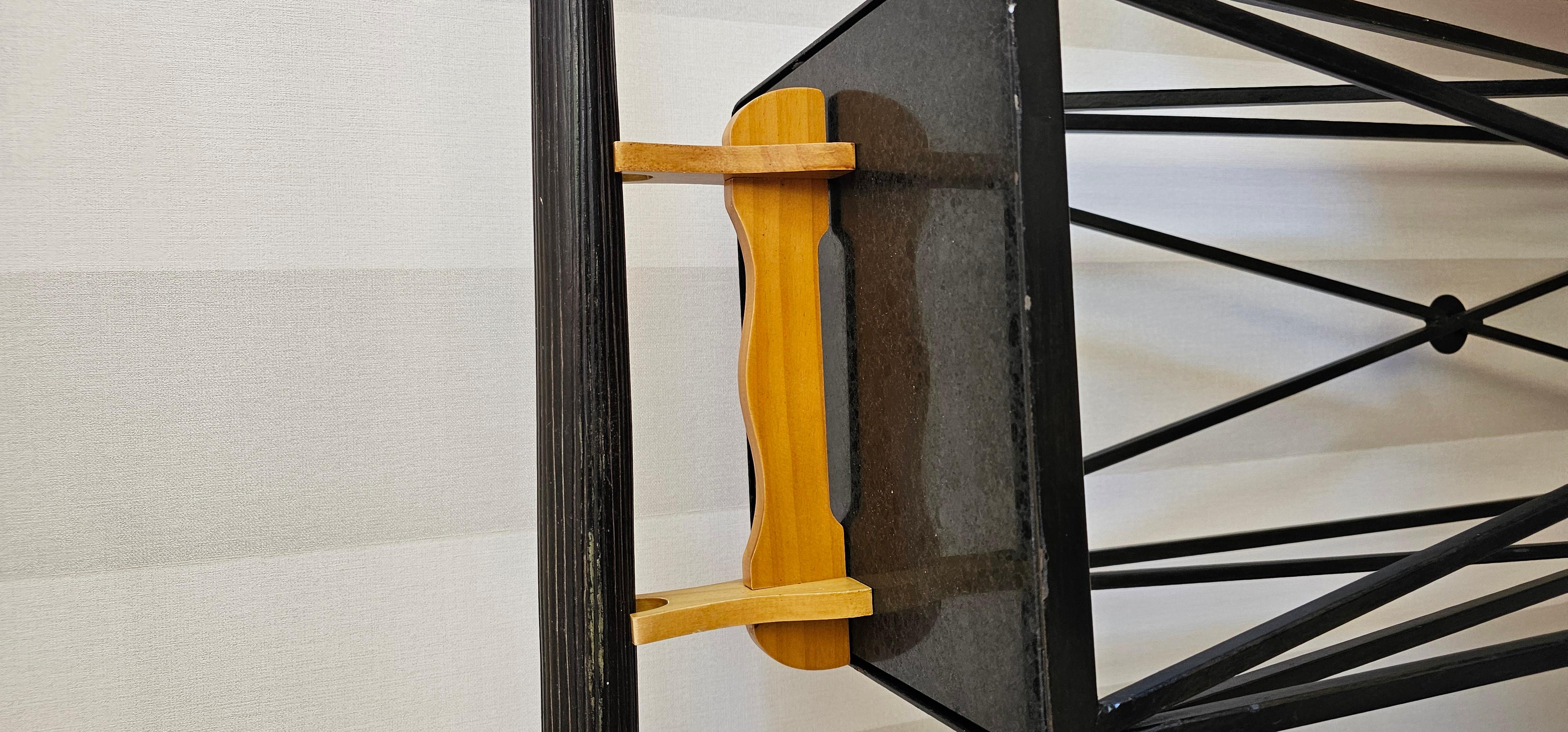 A  très beau Club du peuple Dinka du Soudan. Un club de cette qualité était la propriété d'un guerrier Dinka. Sculpté dans un bois très dense et strié selon la forme classique des Dinka. Simple dans la sculpture mais puissant dans l'image et
