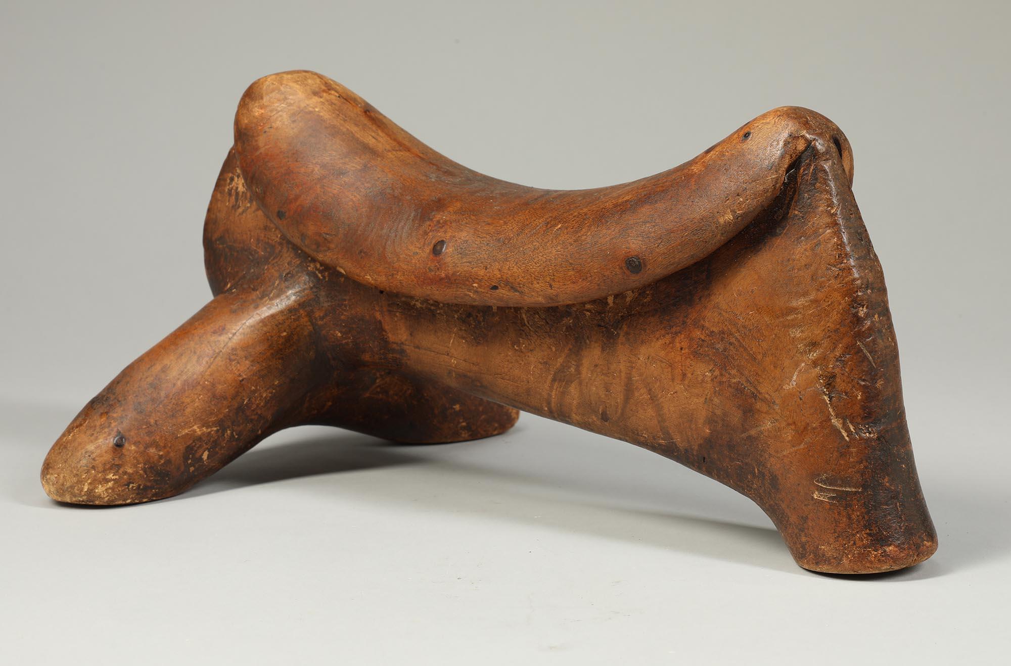 Dinka stylized animal form carved wood headrest, East Africa In Fair Condition For Sale In Point Richmond, CA