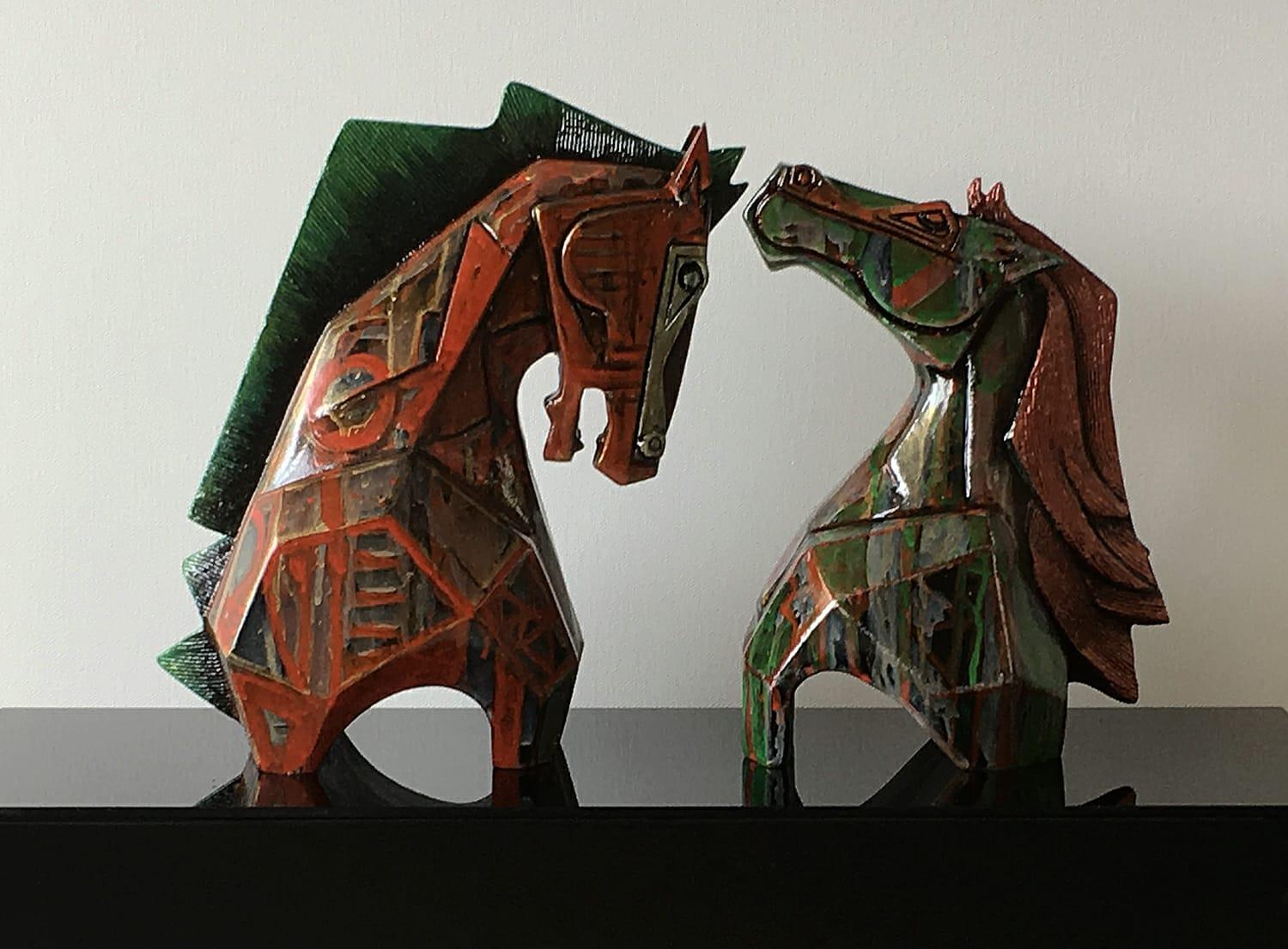 Paar Pferde, Faserglas, Farbe Blau, Gold, Rot, Koralle, indische Kunst, auf Lager – Mixed Media Art von Dinkar Jadhav