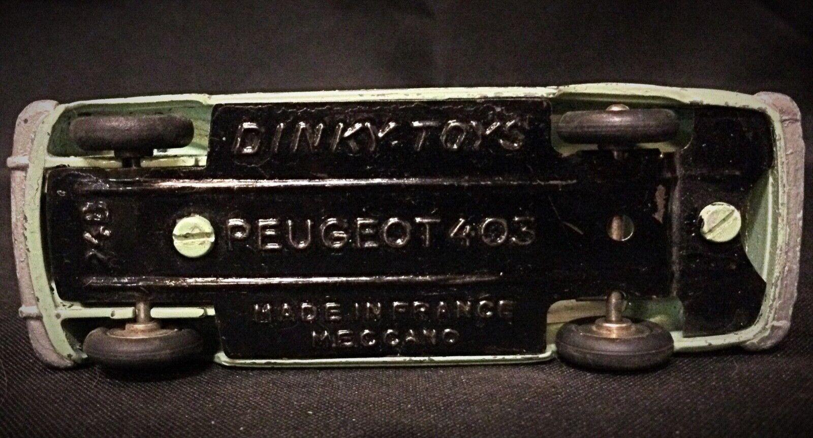 Añade un toque de historia automovilística clásica a tu colección con este Peugeot 403 vintage de Dinky Toys. Este pequeño pero encantador coche de juguete es un ejemplo clásico del diseño de mediados del siglo XX, fabricado en Francia. El vehículo