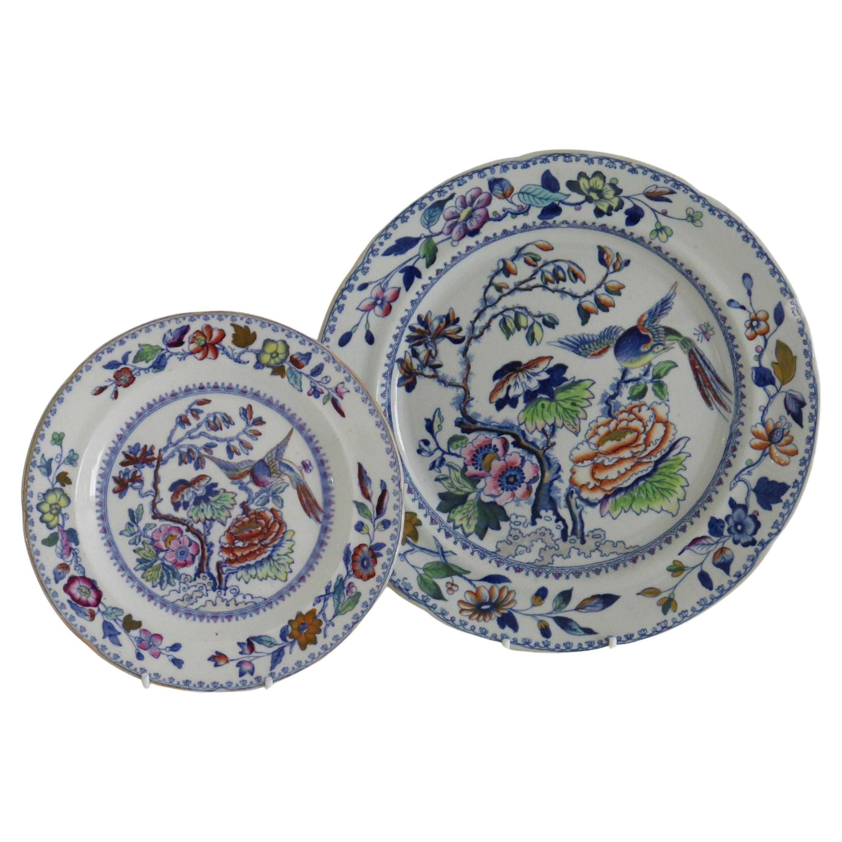Il s'agit de deux assiettes anglaises en pierre de fer ; une assiette à dîner de Davenport et une assiette à dessert de Mason's, toutes deux dans le motif doré de l'oiseau volant.

Les deux assiettes sont bien remplies et peintes à la main,