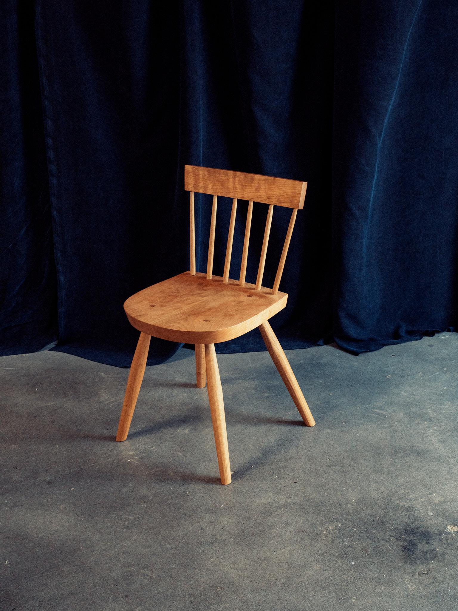 Sedia da pranzo di Nick Sugihara
Dimensioni: D 40,64 x L 40,64 x H 80 cm.
Materiali: Ciliegio oliato.

Disponibile in ciliegio, rovere, frassino, mogano e noce. Contattateci.

Una sedia da pranzo elegante e morbida che trae ispirazione da una lunga