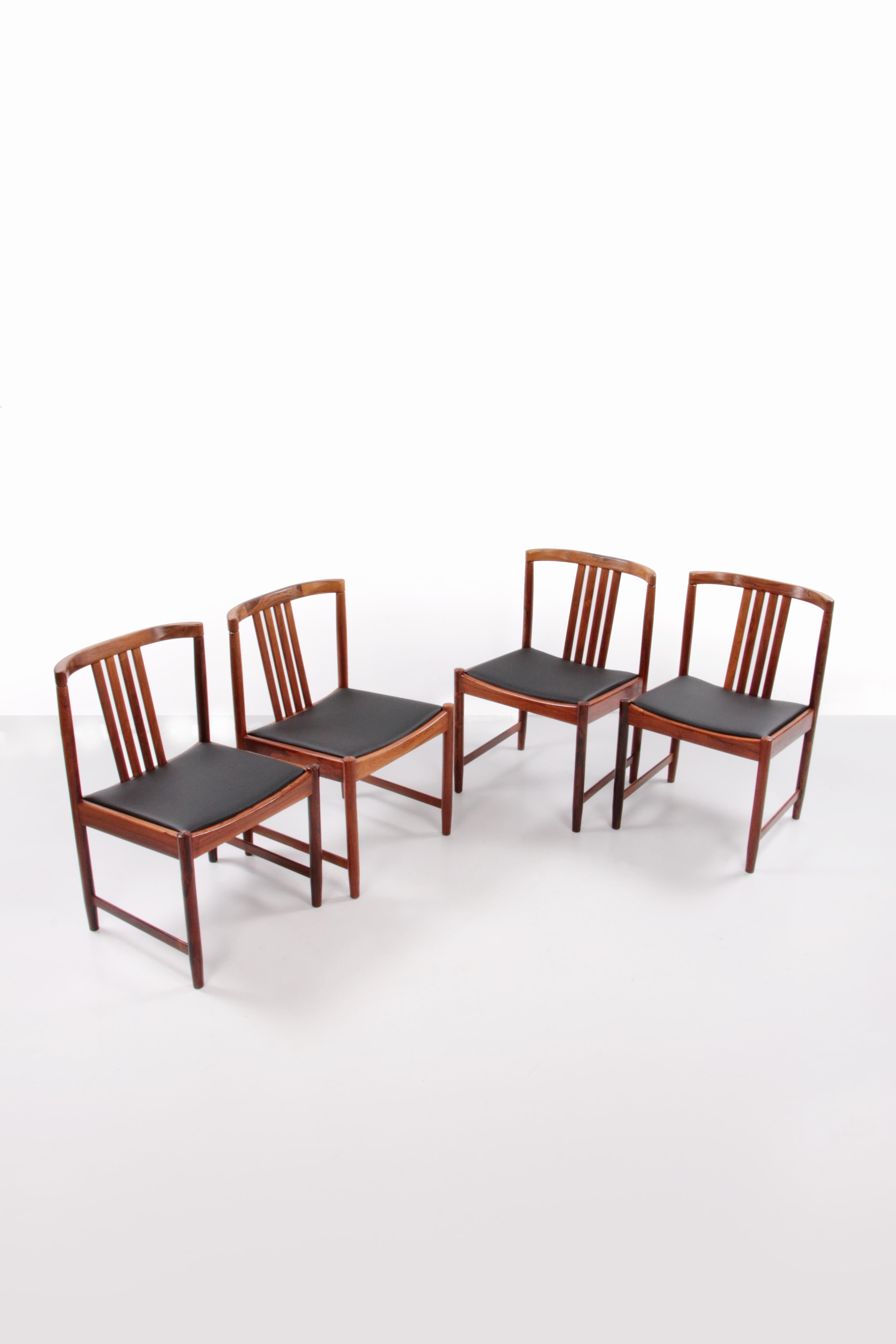 Dinner chairs design by Illum Wrapsø 1960 Denmark.


Beautiful set of four rare dark wood dining table chairs attributed to Illum Wikkelsø, Denmark 1960s. Modern Scandinavian chairs with an art deco look. The black vinyl seats are of a beautiful