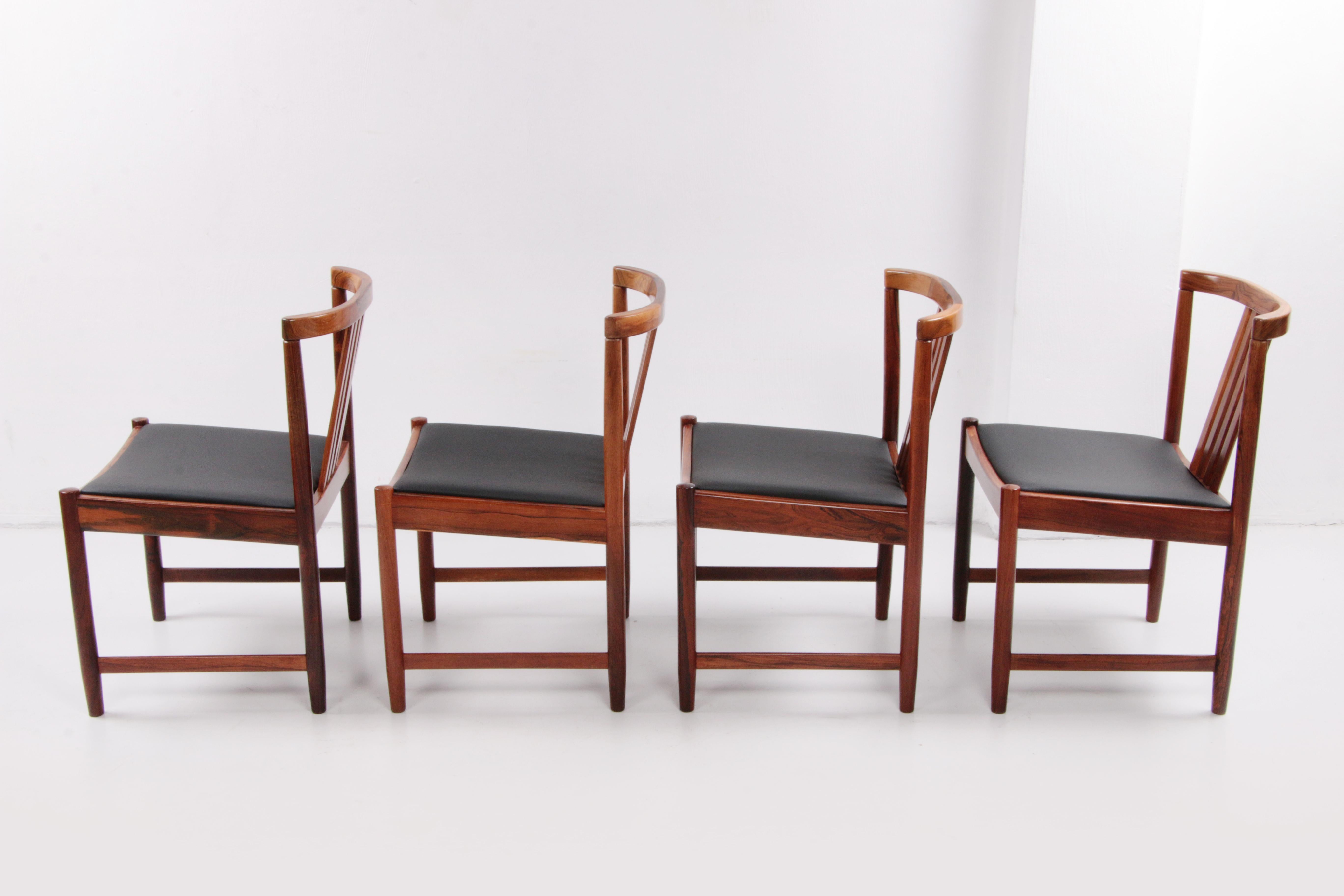 Dinner Chairs Design by Illum Wrapsø 1960 Denmark In Excellent Condition For Sale In Oostrum-Venray, NL