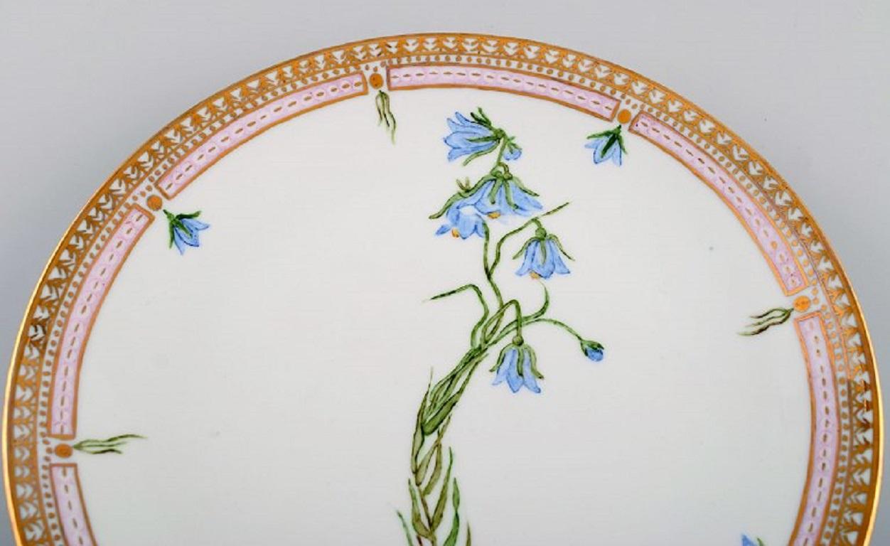 Dinner plate in Flora Danica style. Hand-painted flowers and gold decoration. Mid-20th century.
Diameter: 25 cm.
In excellent condition.
Signed.