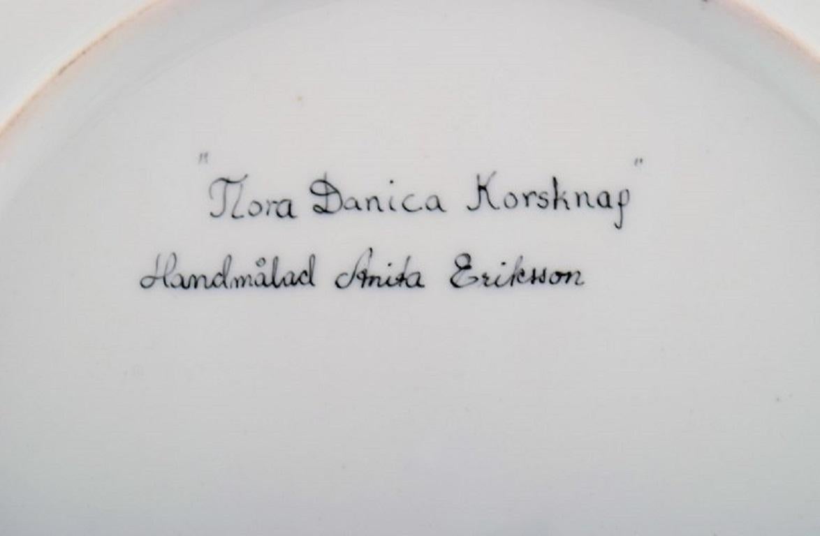 Dinner Plate in Flora Danica Style, Hand-Painted Flowers and Gold Decoration In Excellent Condition In Copenhagen, DK
