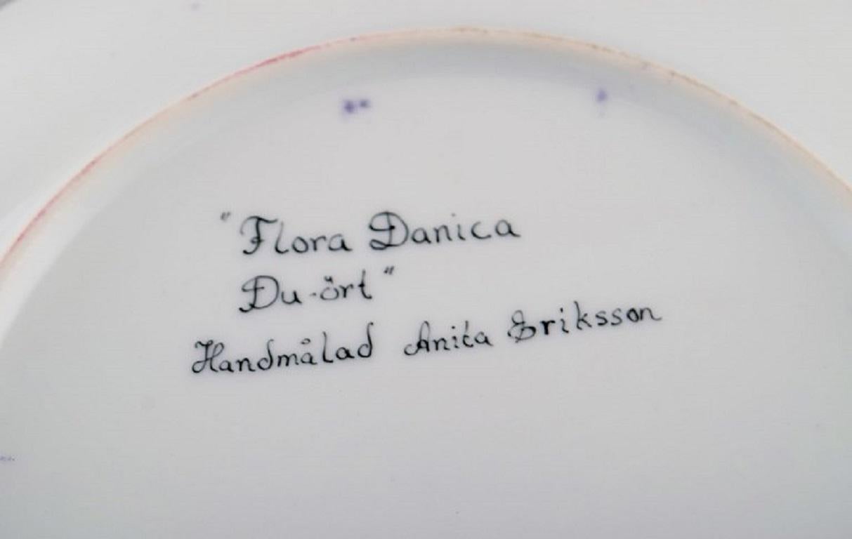 Dinner Plate in Flora Danica Style, Hand-Painted Flowers and Gold Decoration In Excellent Condition In Copenhagen, DK