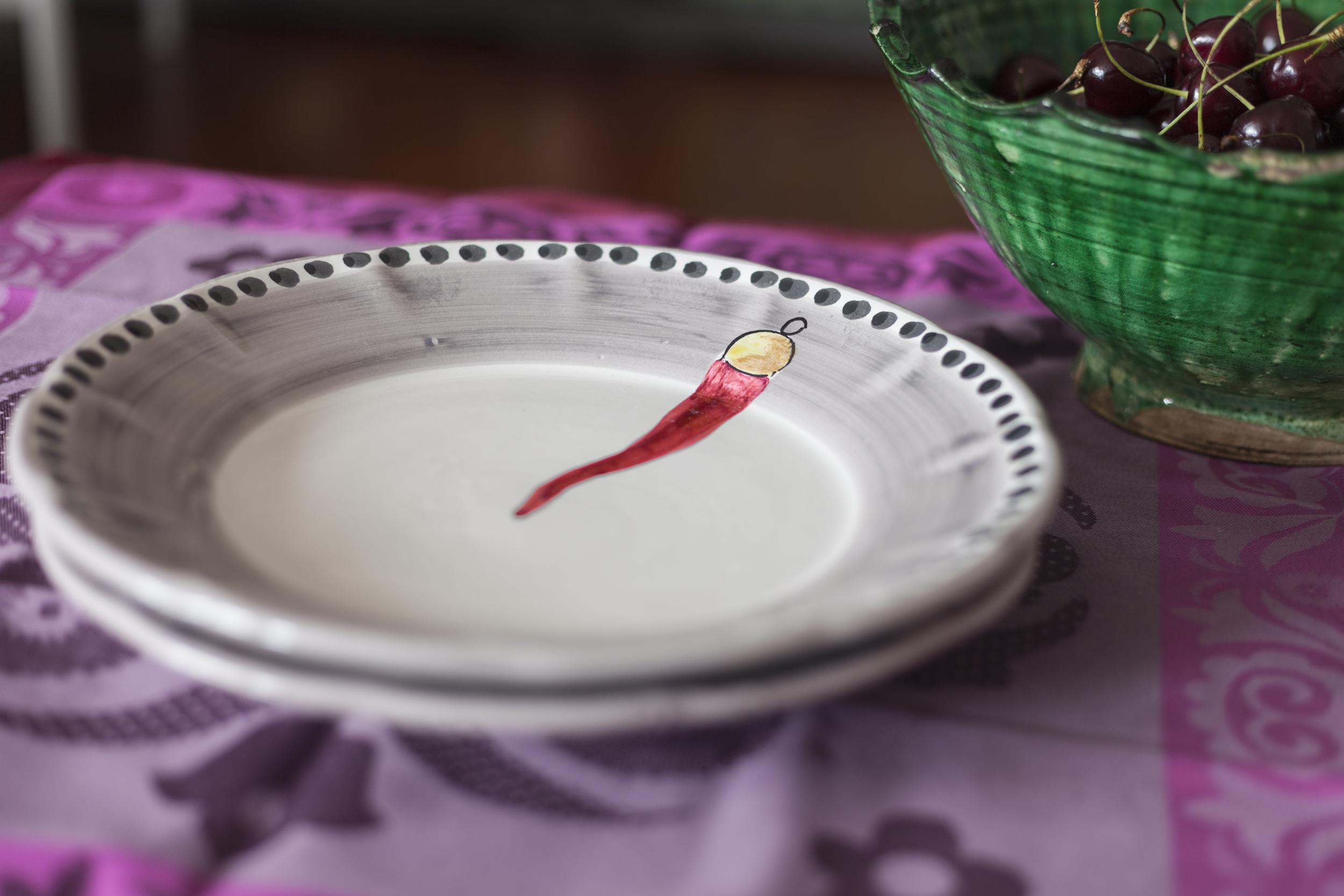 italien assiette plate en céramique peinte à la main du 21e siècle en rouge et blanc fait à la main en vente