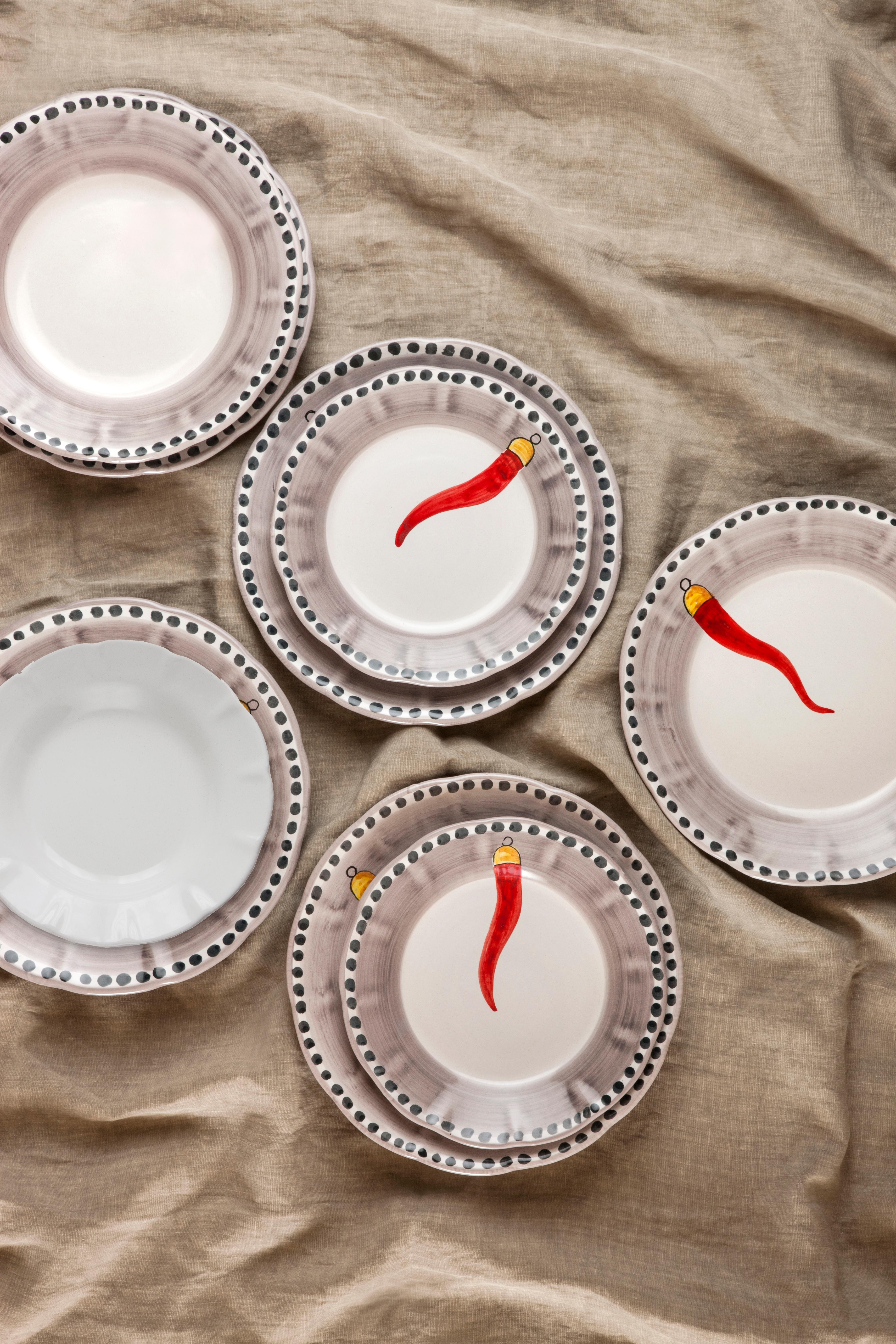 Peint à la main assiette plate en céramique peinte à la main du 21e siècle en rouge et blanc fait à la main en vente