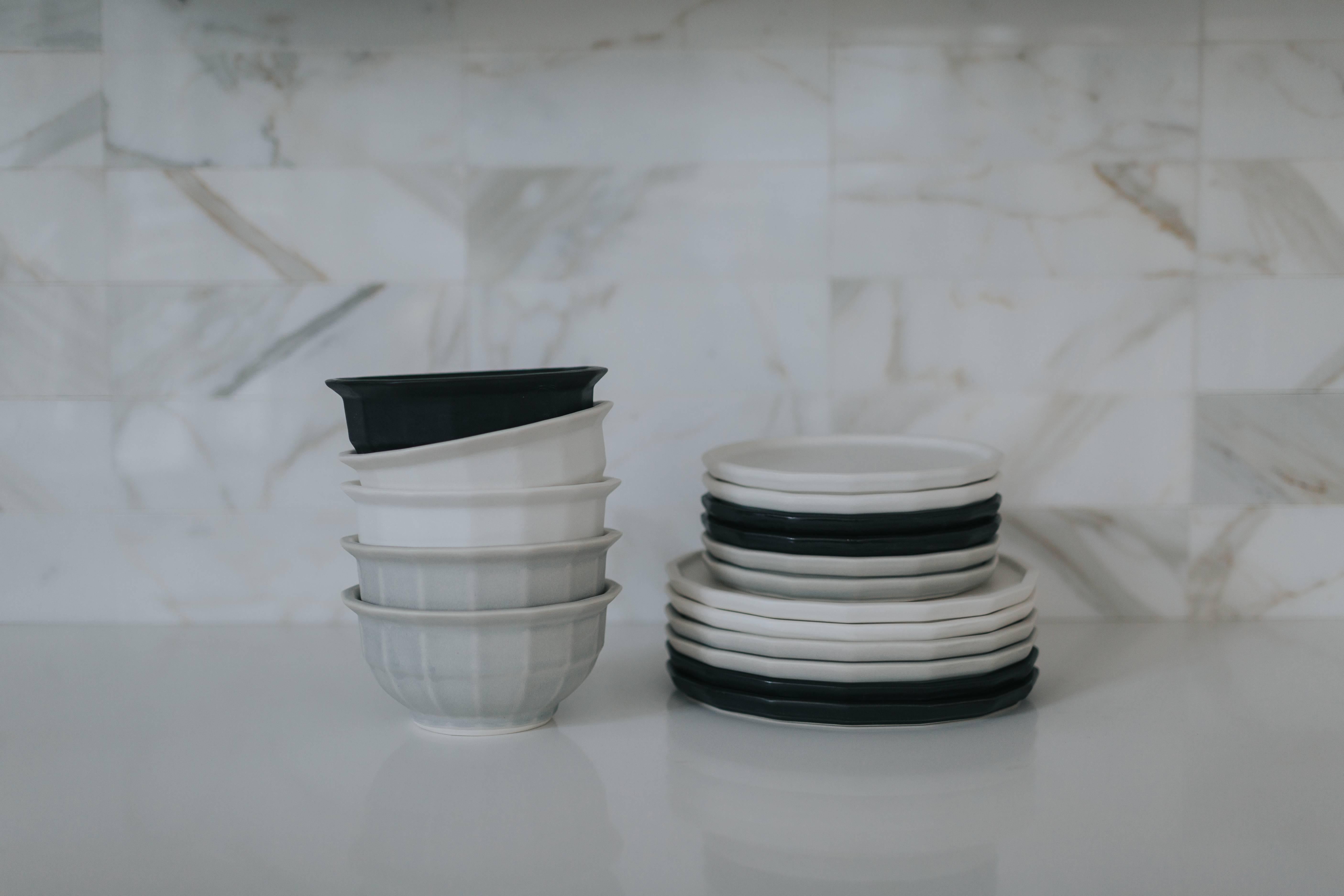 Dinner Plate Set of Eight Modern Contemporary Glazed Porcelain For Sale 2
