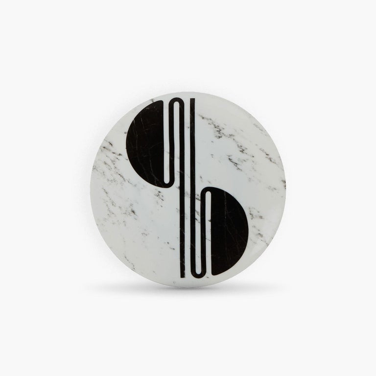 Etienne Bardelli, plastic artist, interprets in his own way the architecture of Rue de Paradis: a sweet mix between the thirties and the 1970s.

Porcelain of Limoges extra fine.
Black and white serigraphy.
Diameter: 27 cm 
Height: 1.4 cm
Weight: