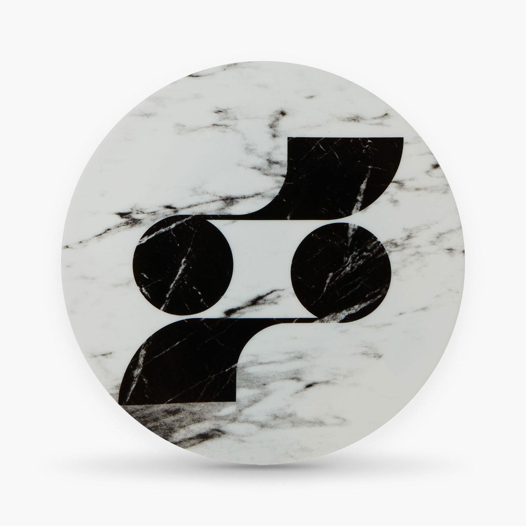 Etienne Bardelli, plastic artist, interprets in his own way the architecture of Rue de Paradis: a sweet mix between the thirties and the 1970s.

Porcelain of Limoges extra fine.
Black and white serigraphy.
Diameter: 27 cm 
Height: 1.4 cm
Weight: