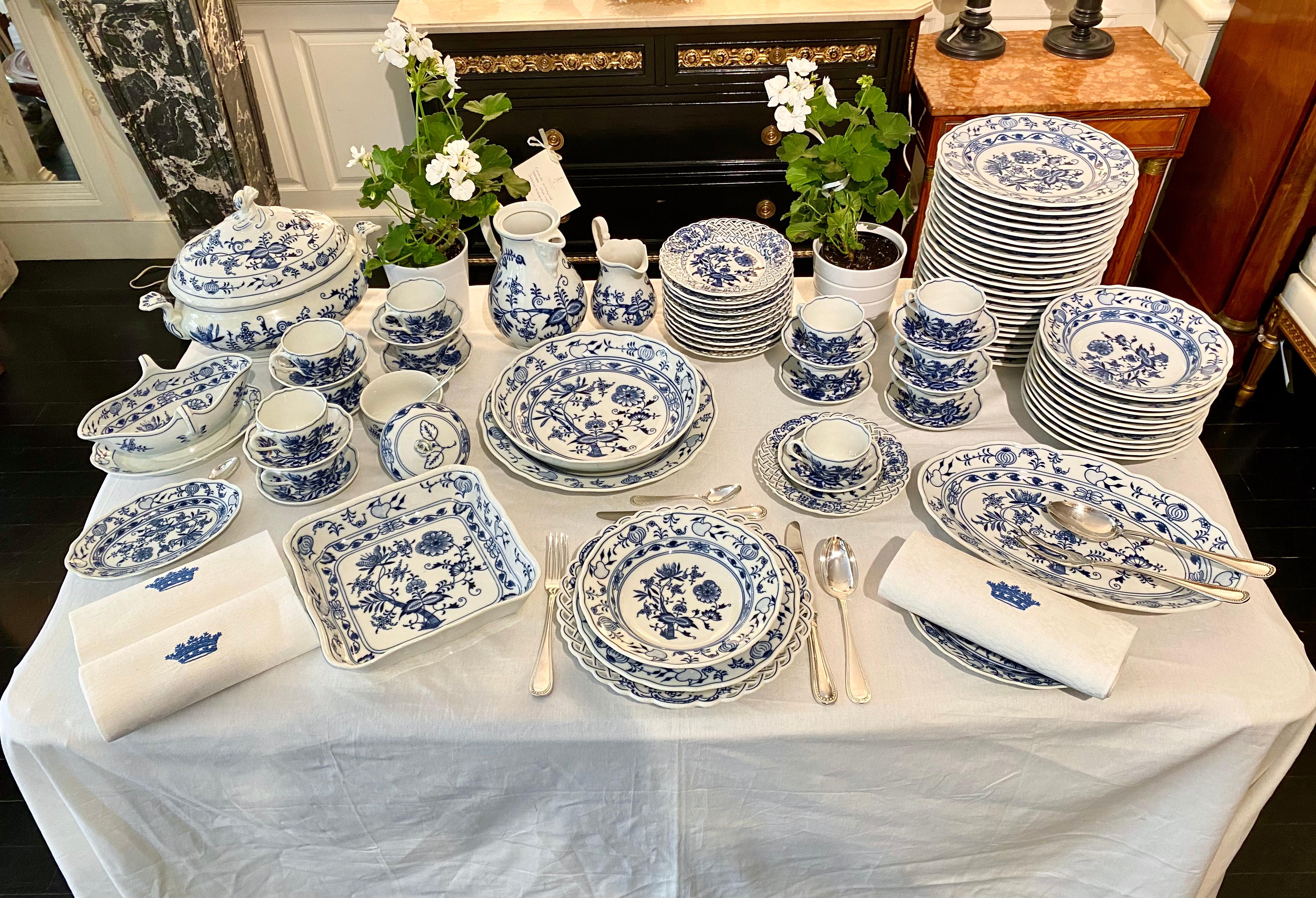 Dinner Service, 86 Piece, Flow Blue and White, Classic Onion Meissen Pattern For Sale 2