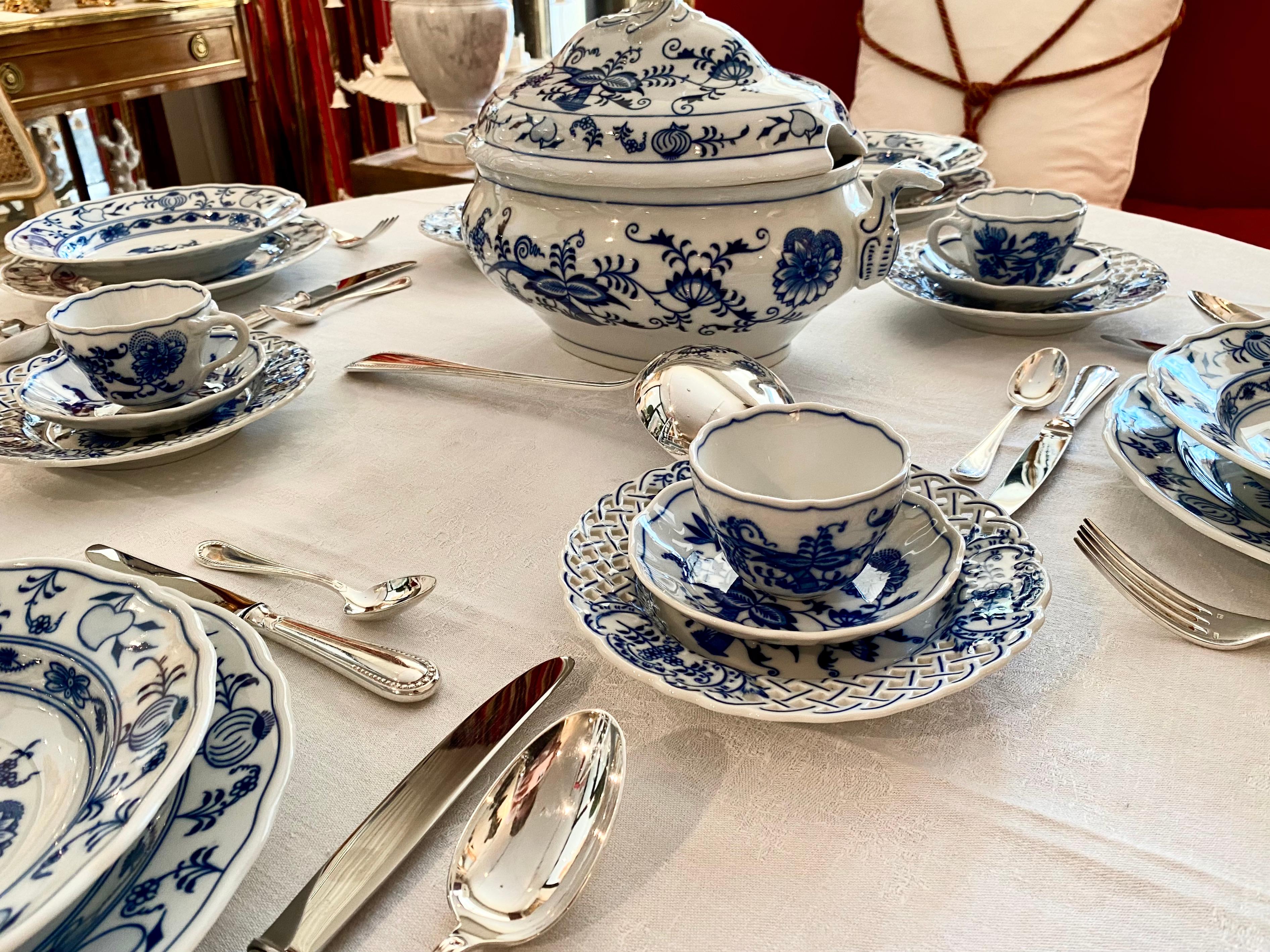 Dinner Service, 86 Piece, Flow Blue and White, Classic Onion Meissen Pattern For Sale 8
